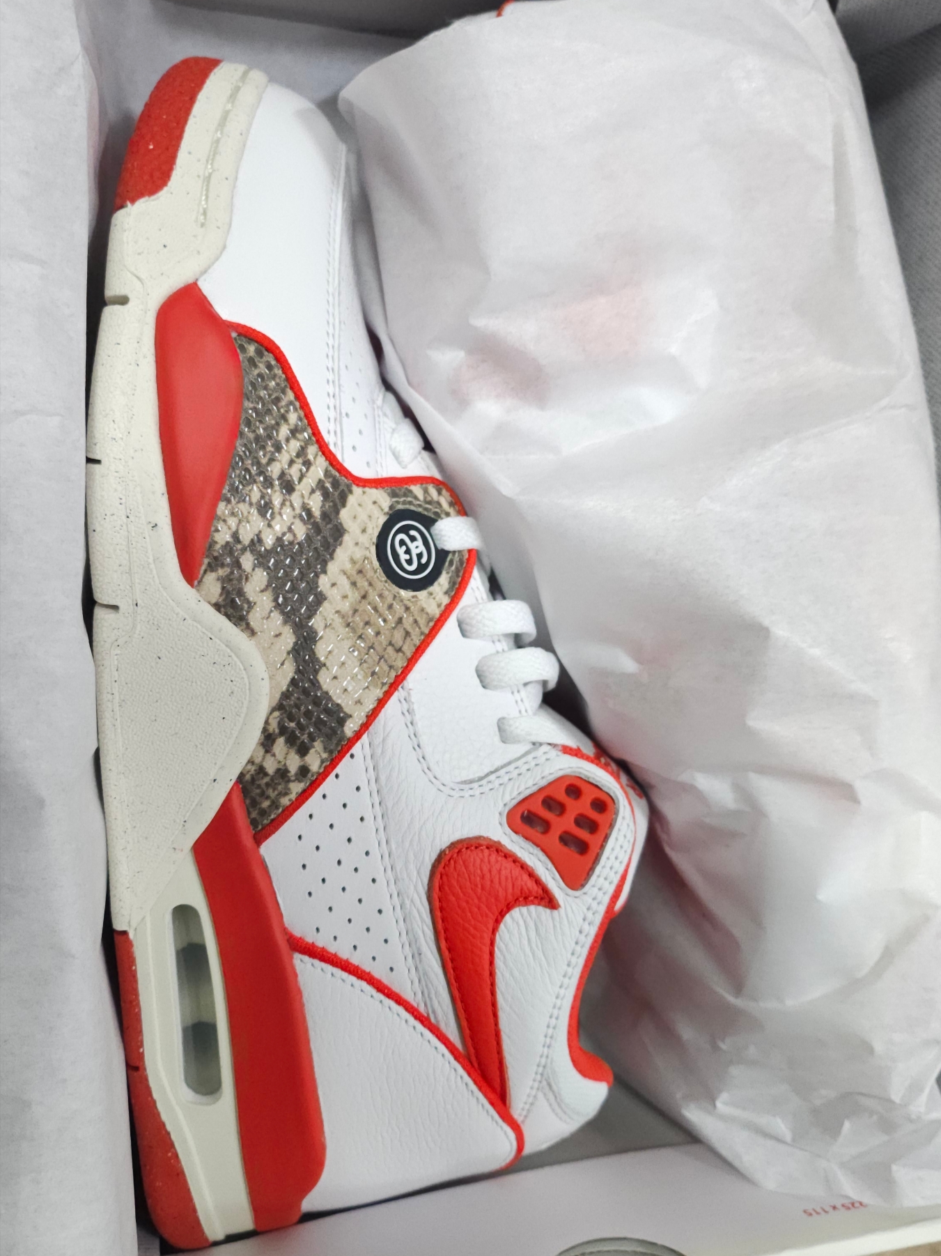 Nike x Stussy Air Flight 89 Low White Habanero Red Sail 착용 스타일 - 1
