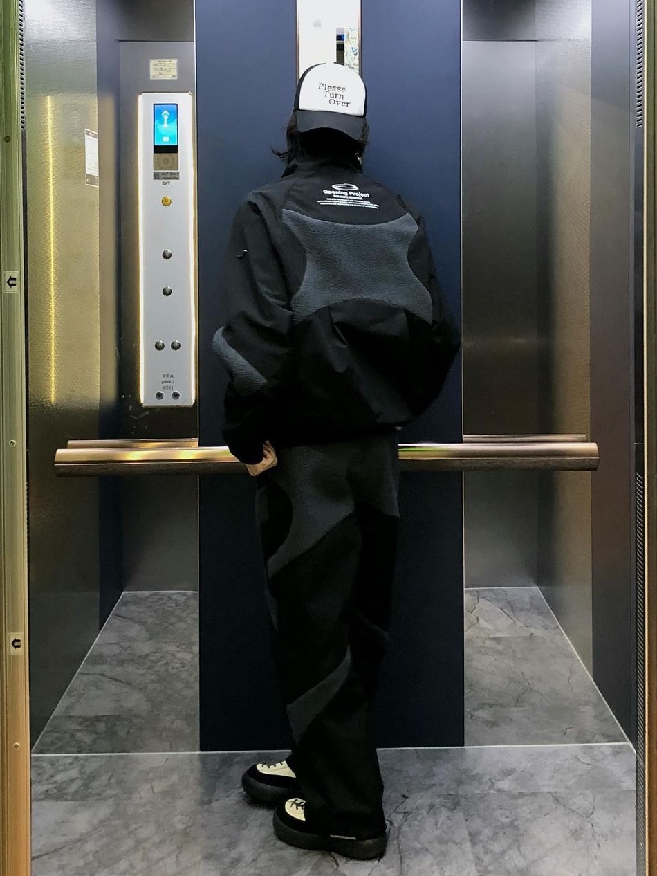 Opening Project Paneled Fleece Jacket Black, Opening Project Paneled Fleece Pants Black 착용 스타일 - 4