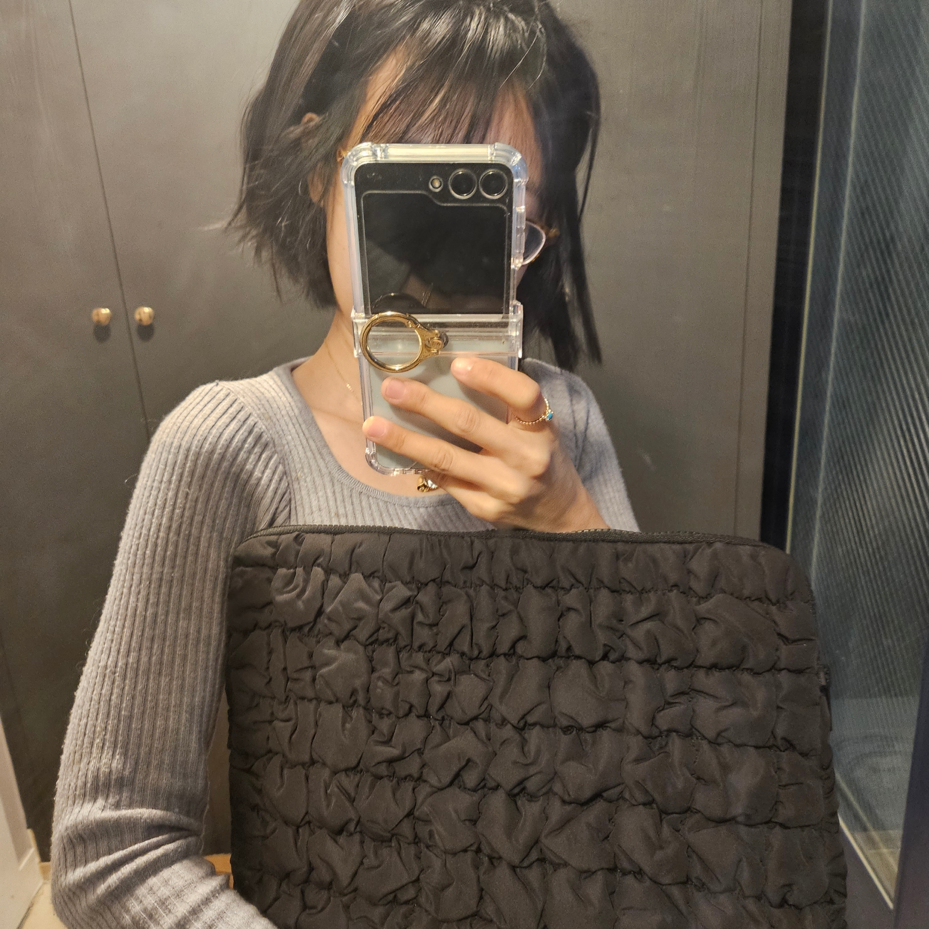Cos Quilted  Laptop Case Black 착용 스타일 - 1