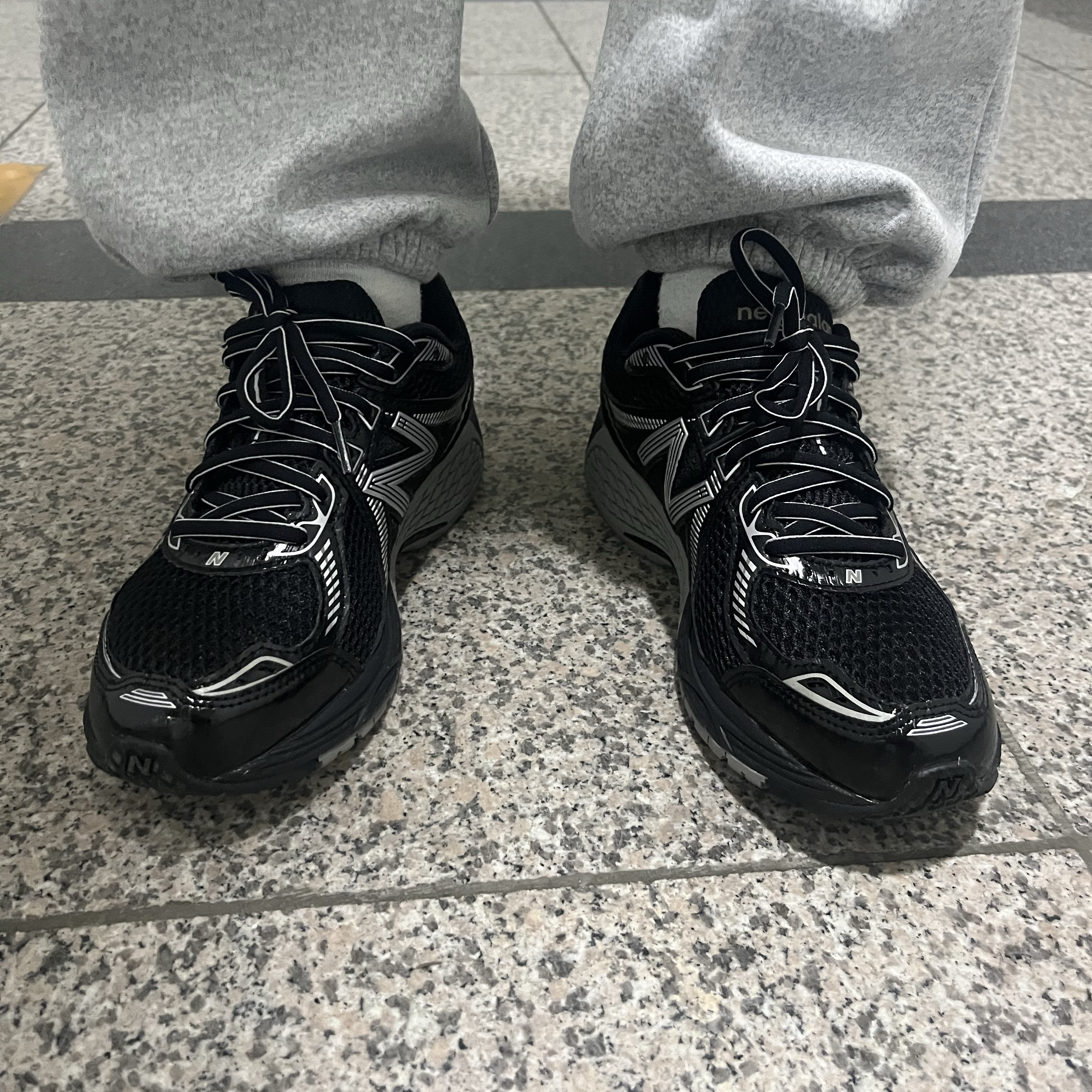 New Balance 860v2 Black Grey 착용 스타일 - 2