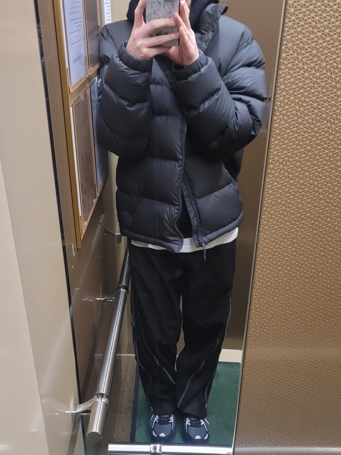The North Face 1996 Eco Nuptse Jacket Charcoal, Asics Gel-Venture 6 Carrier Grey 착용 스타일