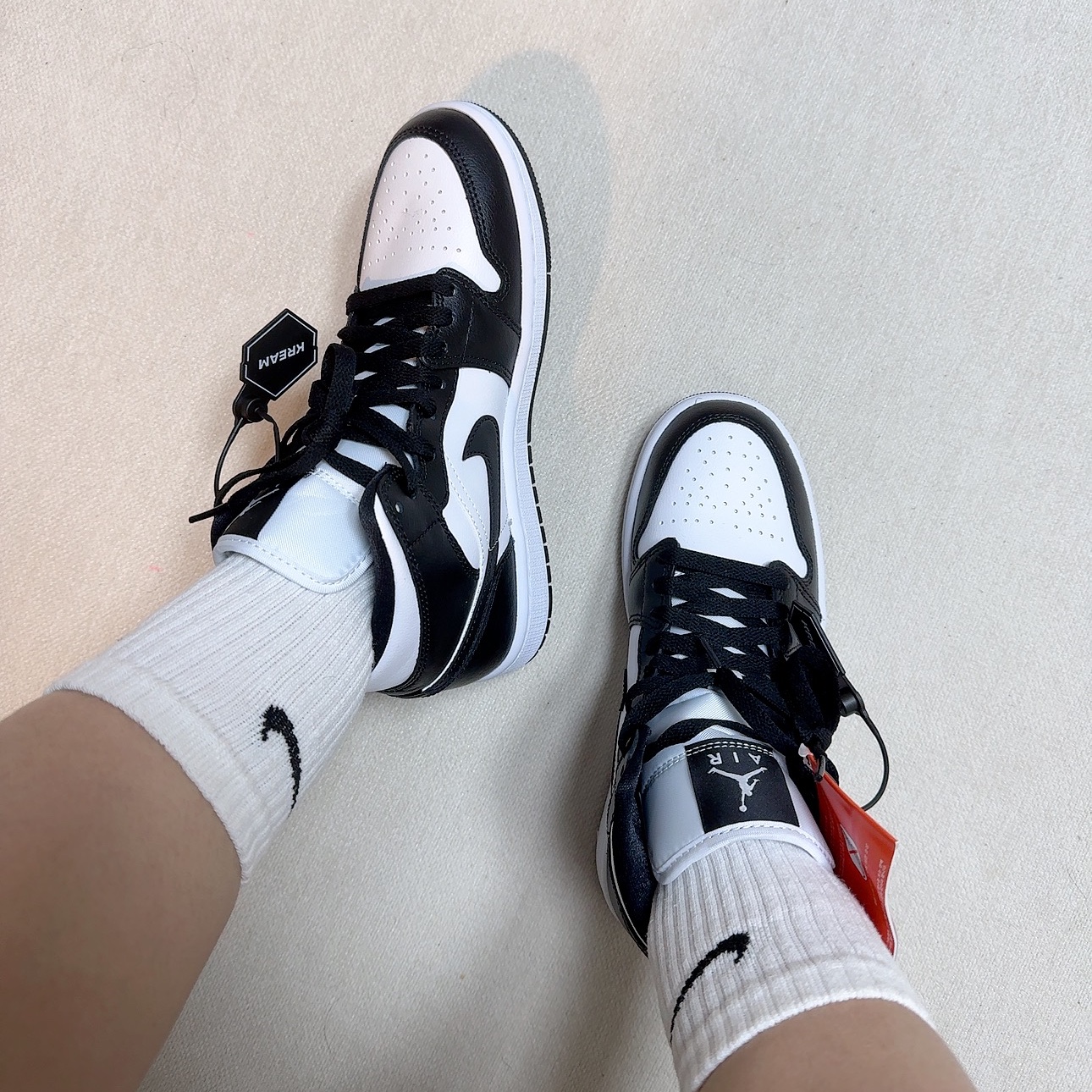 (W) Jordan 1 Mid White Black 착용 스타일 - 3