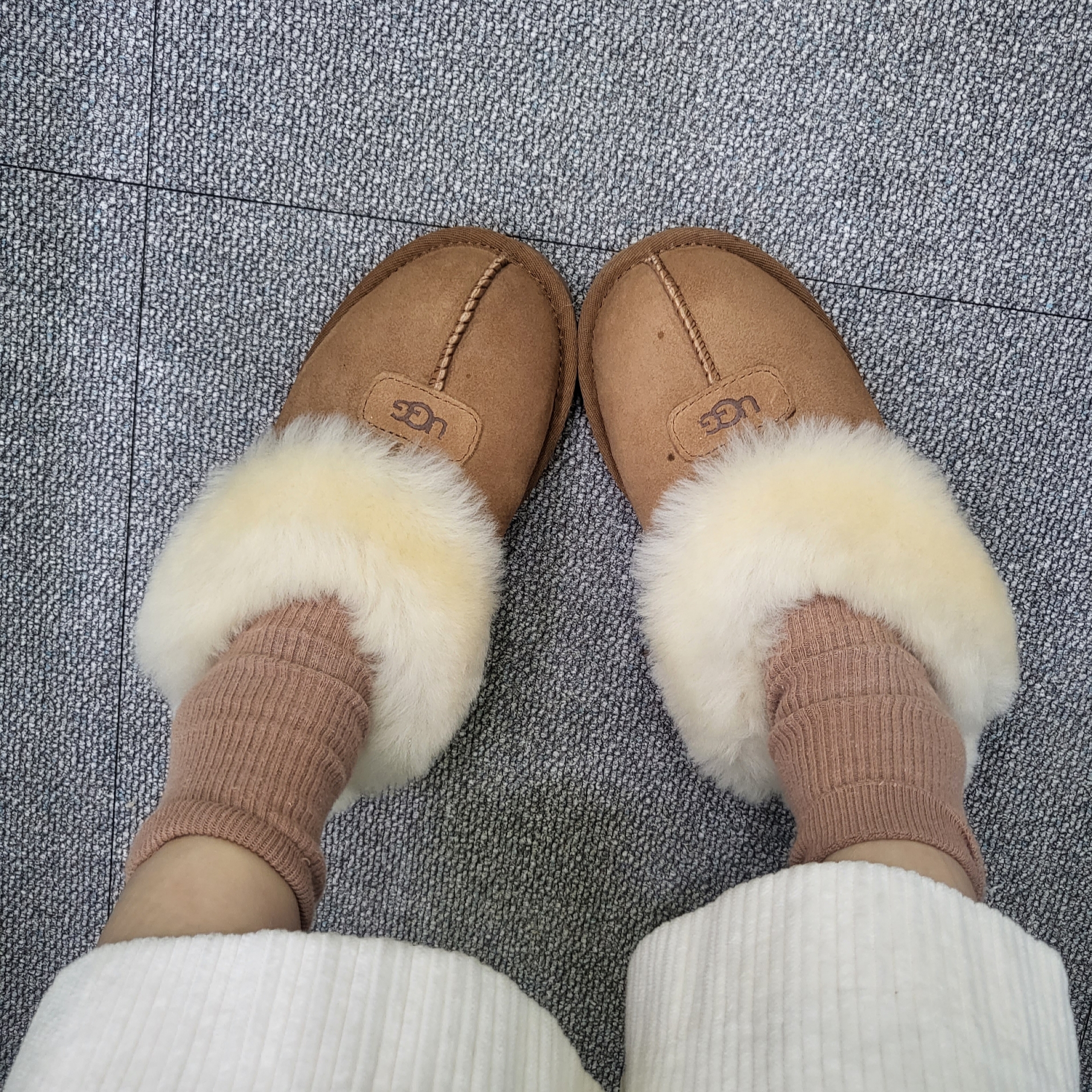 (W) UGG Coquette Slipper Chestnut 착용 스타일