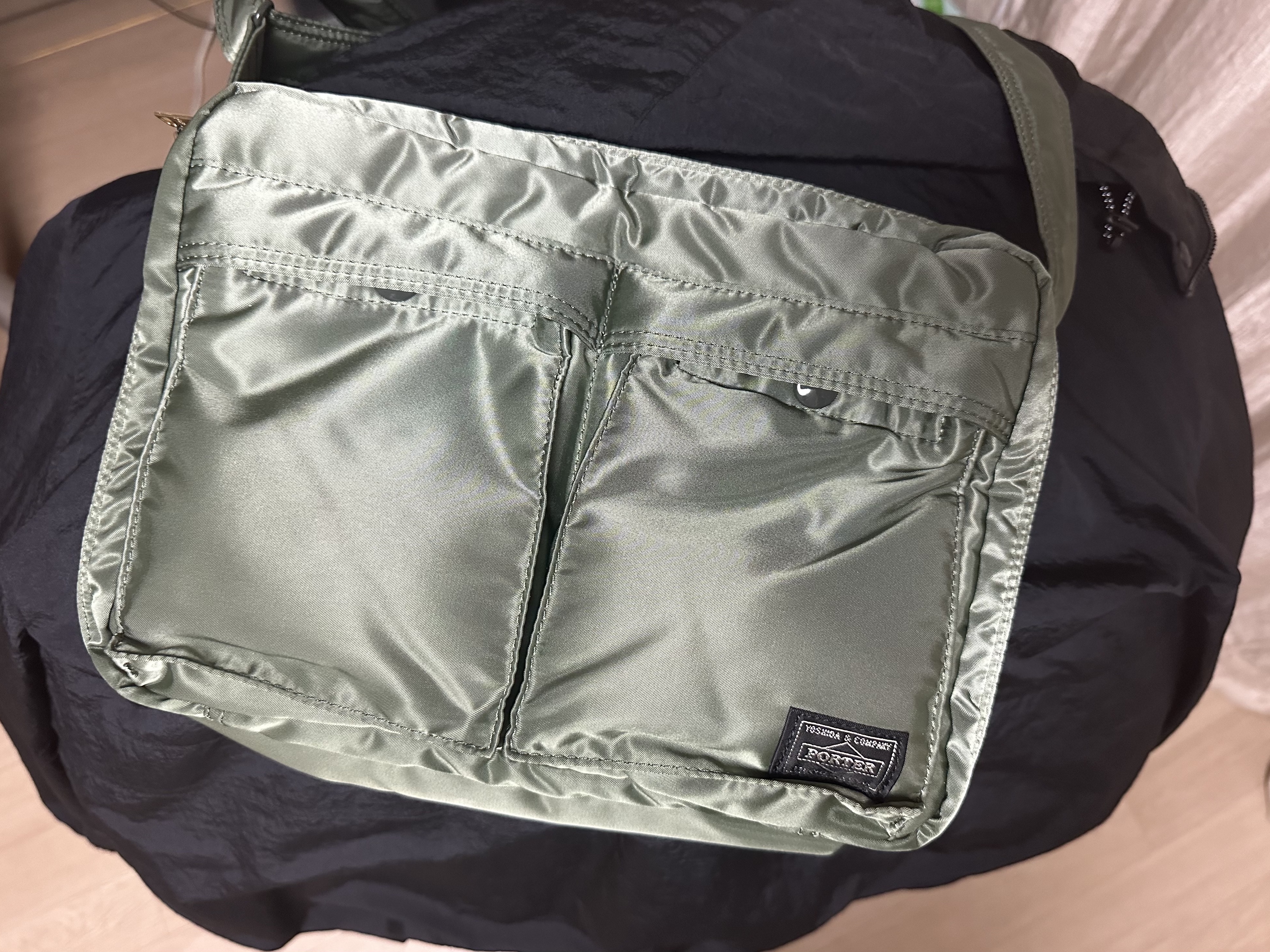 Porter Tanker Shoulder Bag L Sage Green 착용 스타일