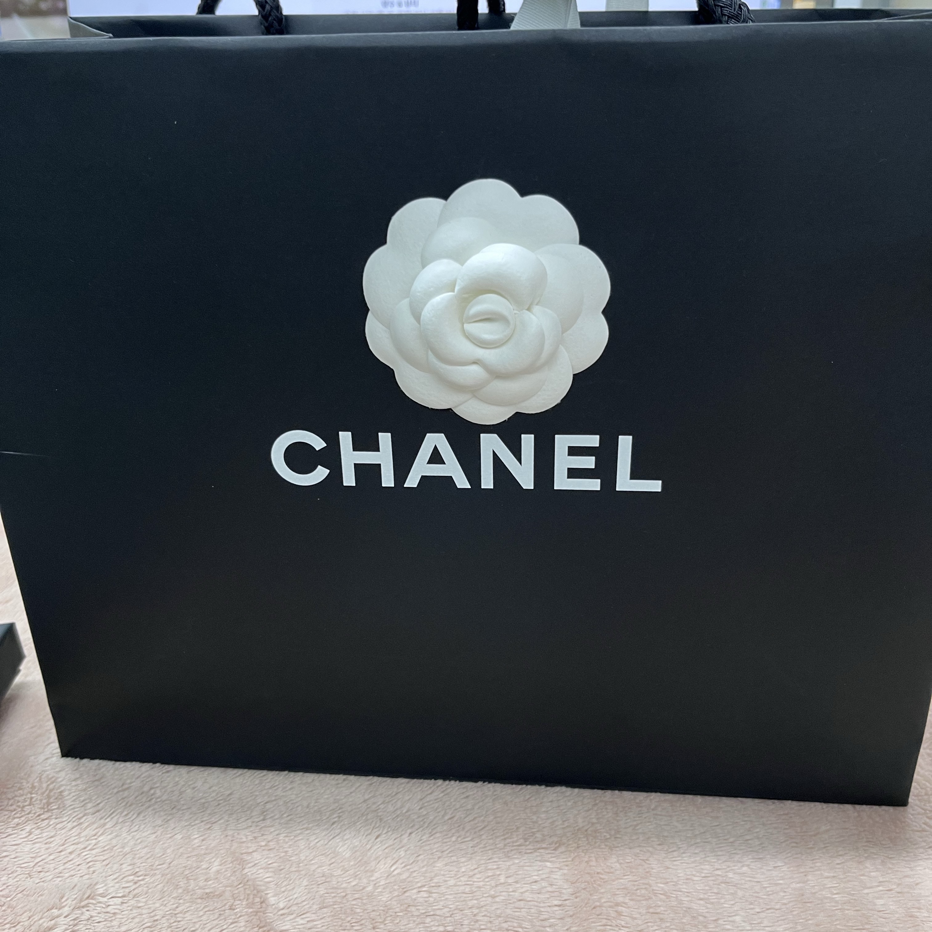 (W) Chanel Square Scarf Silk Twill & Ecru Black 착용 스타일 - 3