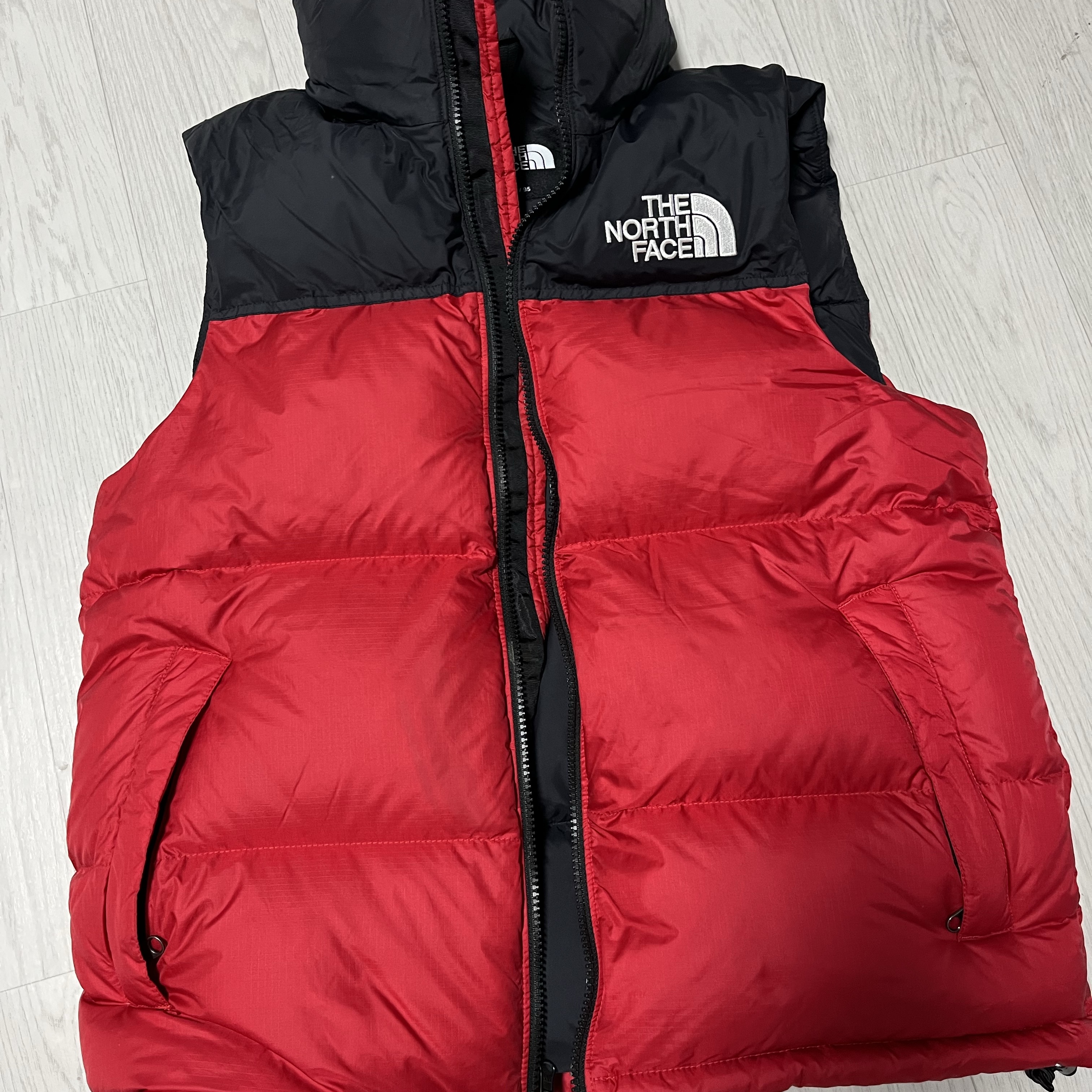 The North Face 1996 Retro Nuptse Vest Red 착용 스타일