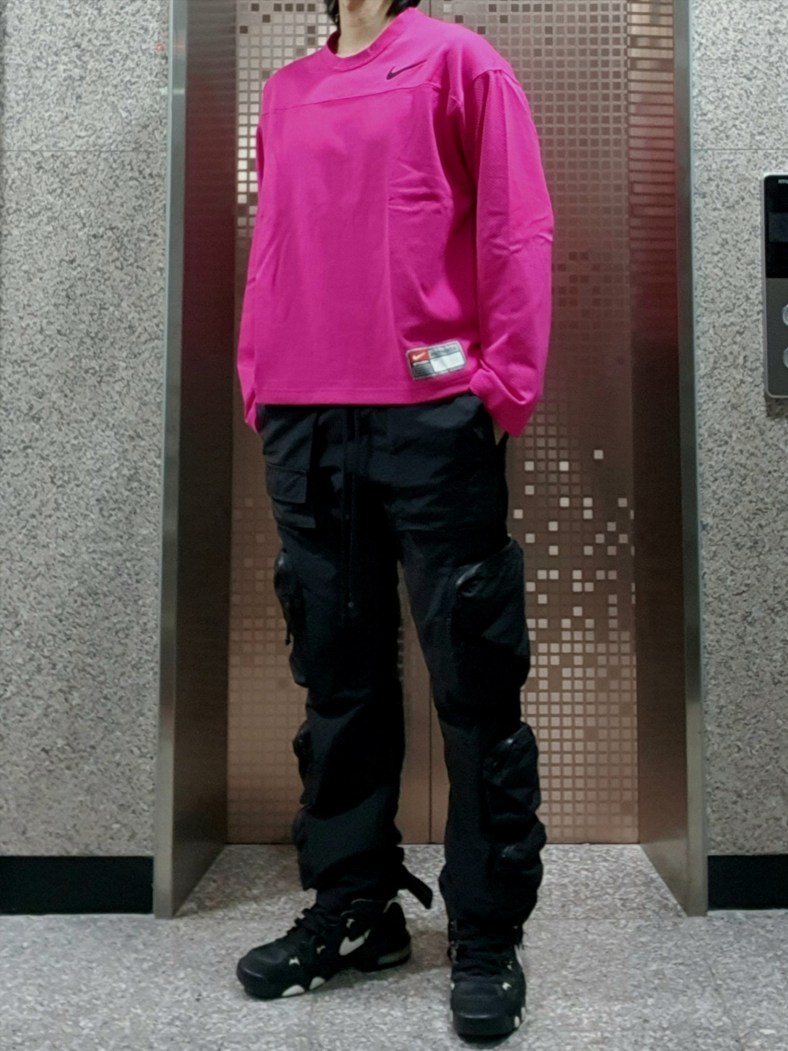 Nike x Stussy Long Sleeve Top Fireberry (FJ9164-615), Nike Air Max 2 Strong Black White 착용 스타일 - 1