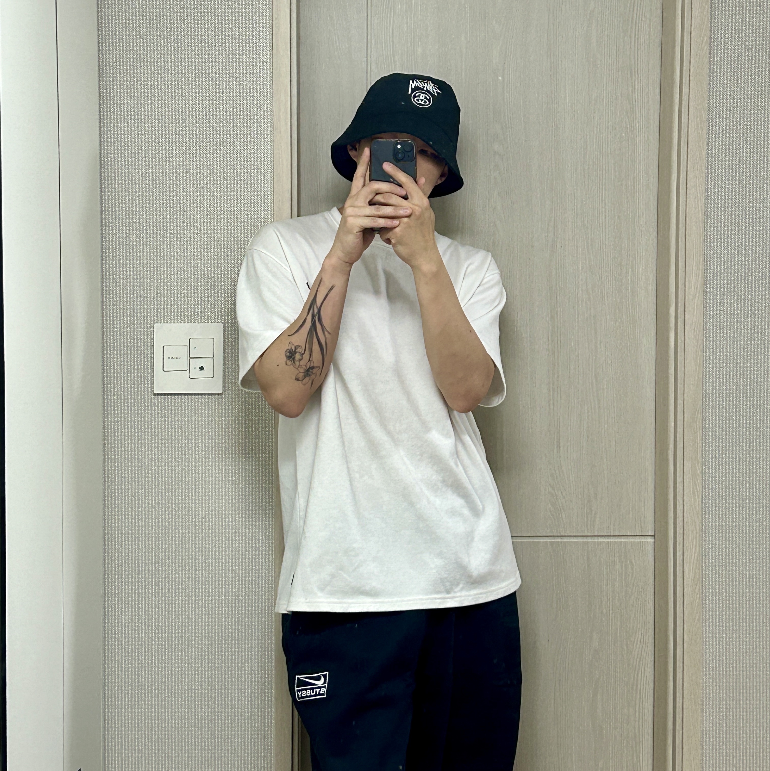 Nike x Stussy Washed Fleece Pants Black (FN5235-010), IAB Studio T-Shirt White - 23FW 착용 스타일 - 2