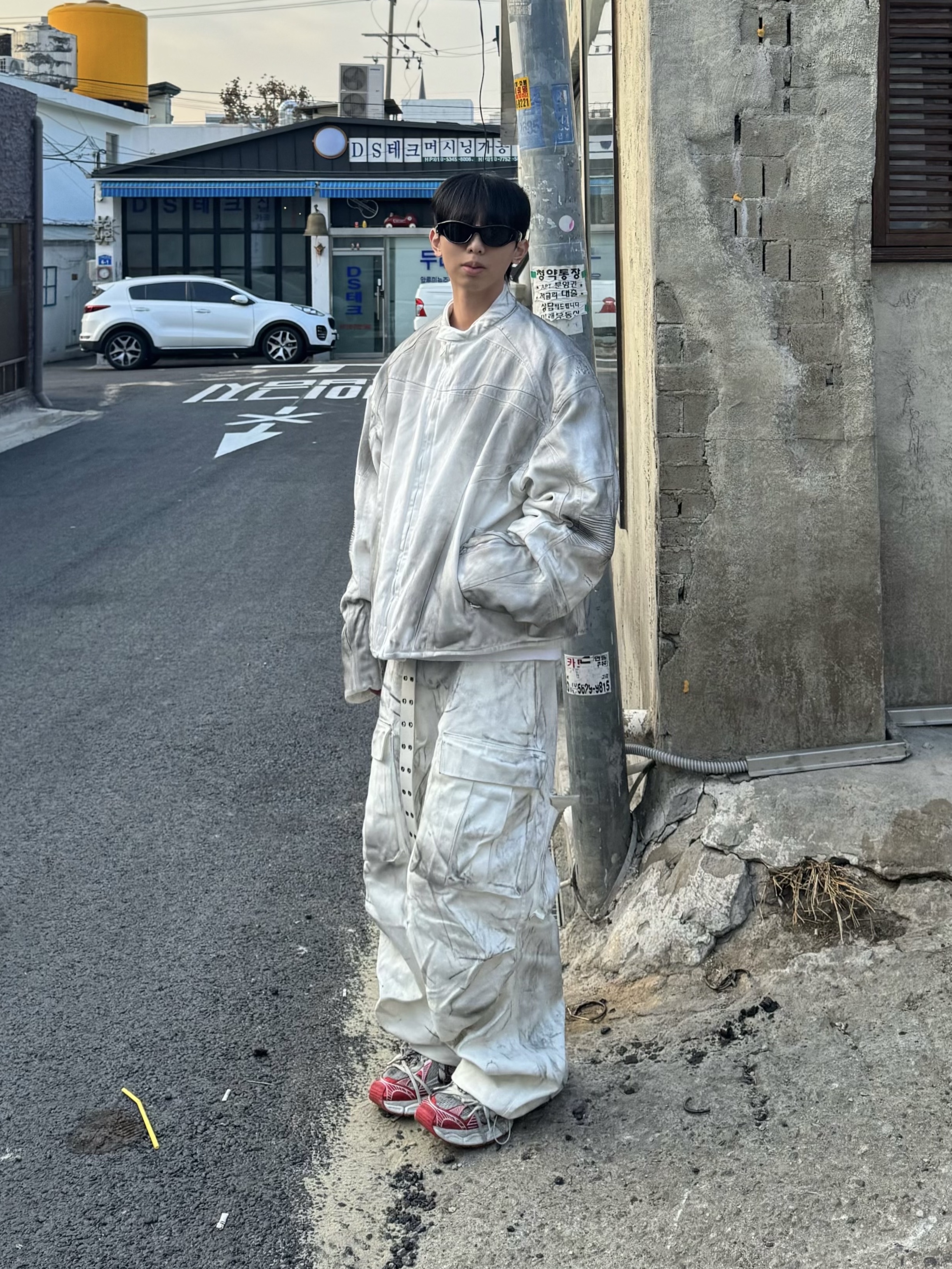 Gentle Monster x Maison Margiela MM003 Black Black, Nos Couleurs 01 Cargo Pants Dirty Washing 착용 스타일 - 4