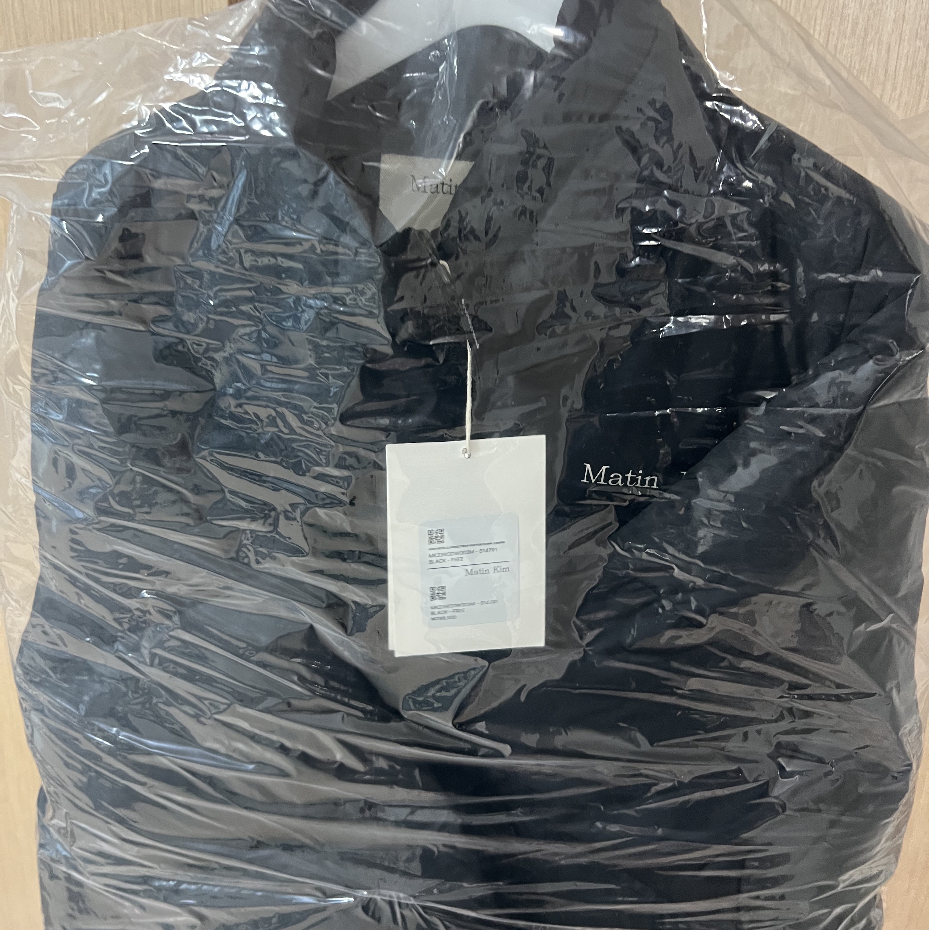 (W) Matin Kim High Neck Classic Crop Puffer Down Jumper Black 착용 스타일 - 1
