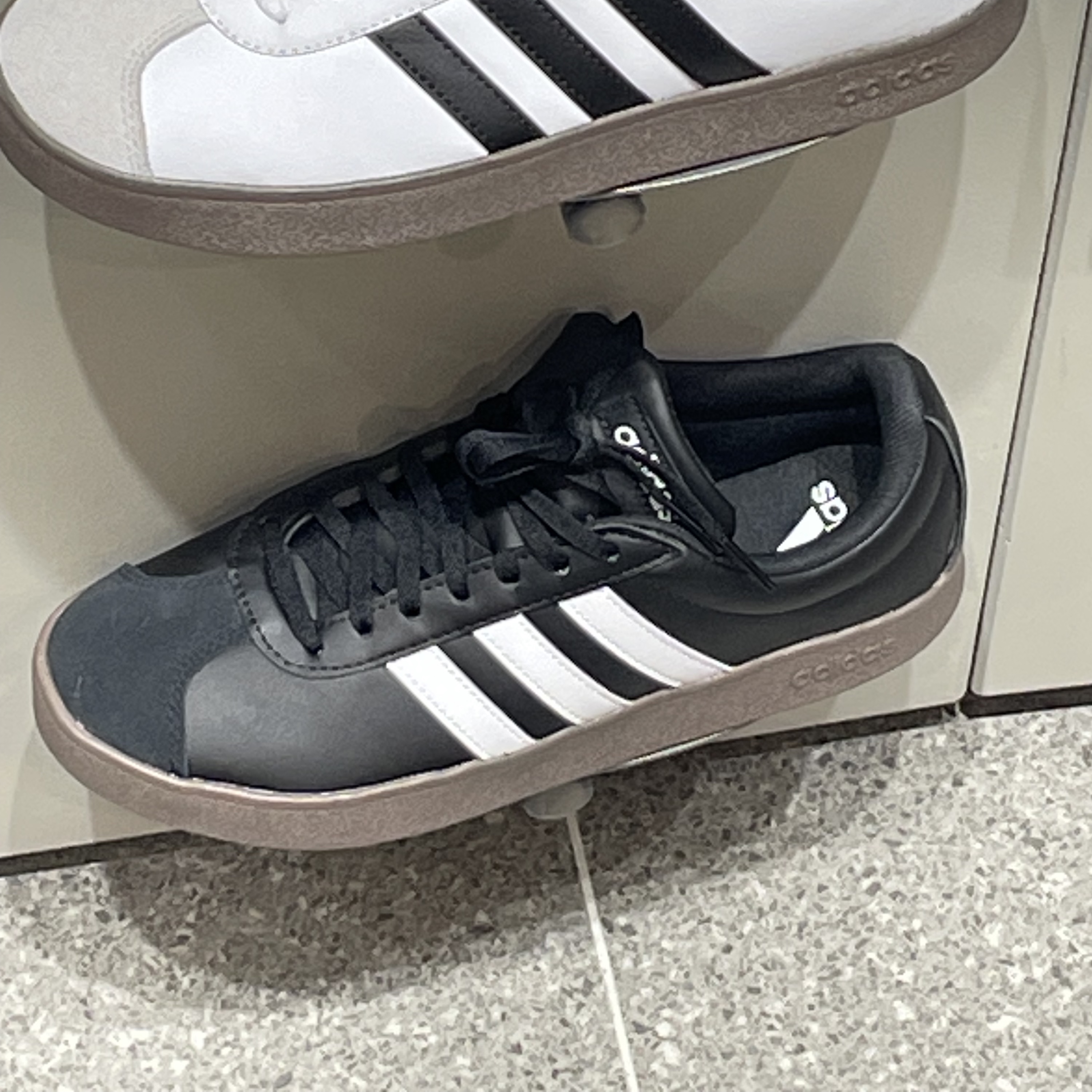 Adidas VL Court Base Core Black Cloud White 착용 스타일