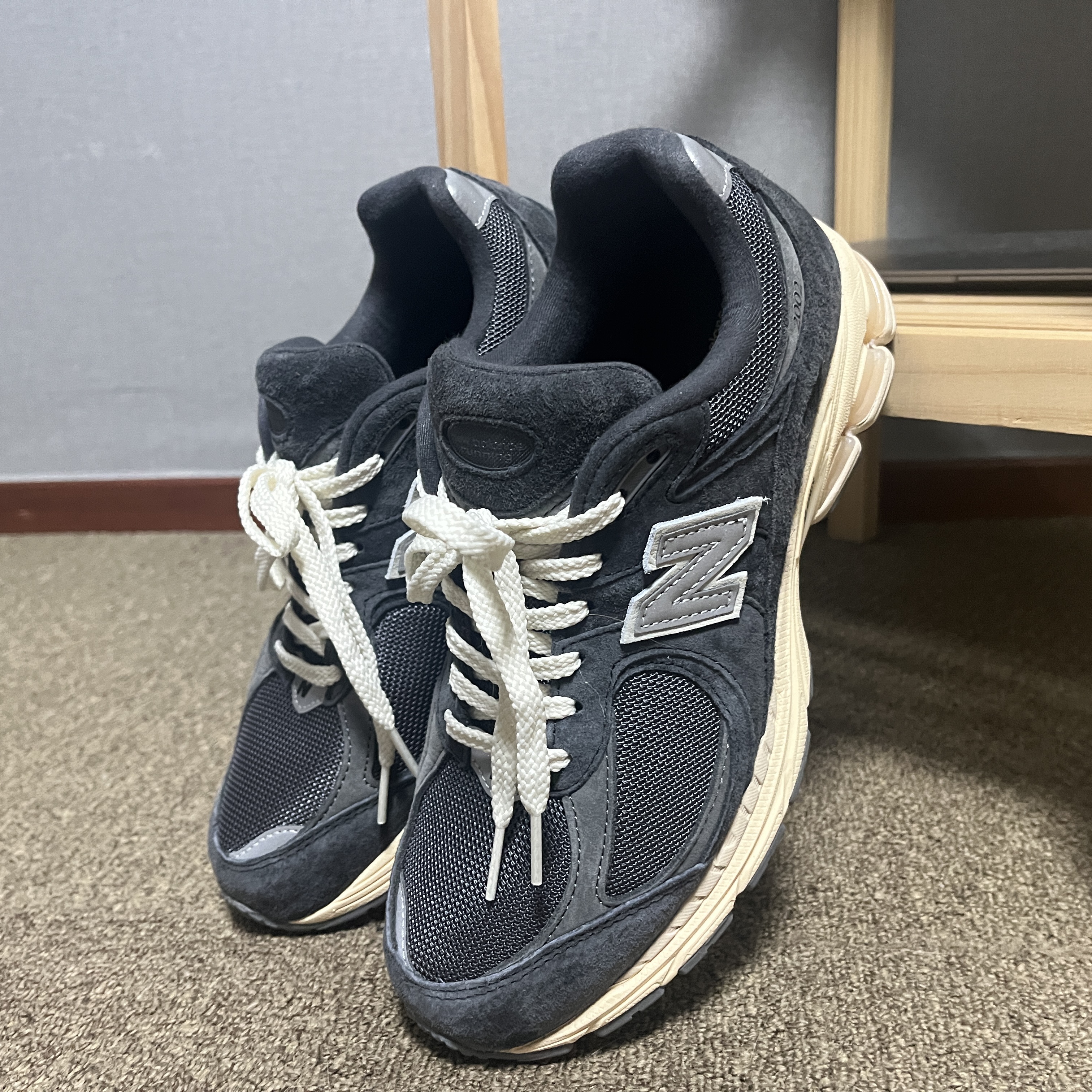 New Balance 2002R Special Vintage Black Grey 착용 스타일 - 1
