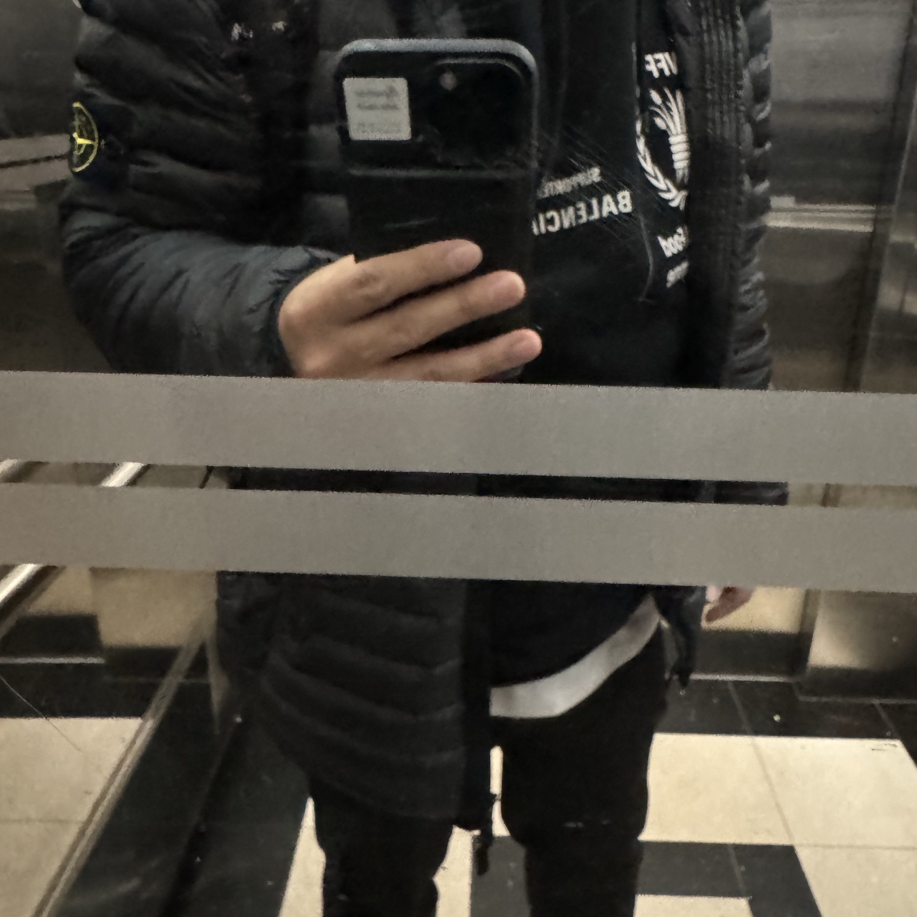 Stone Island 40324 Packable Loom Woven Chambers R-Nylon Down-TC Jacket Black - 23FW, Alexander McQueen Oversized Runner Black Blue 착용 스타일 - 3