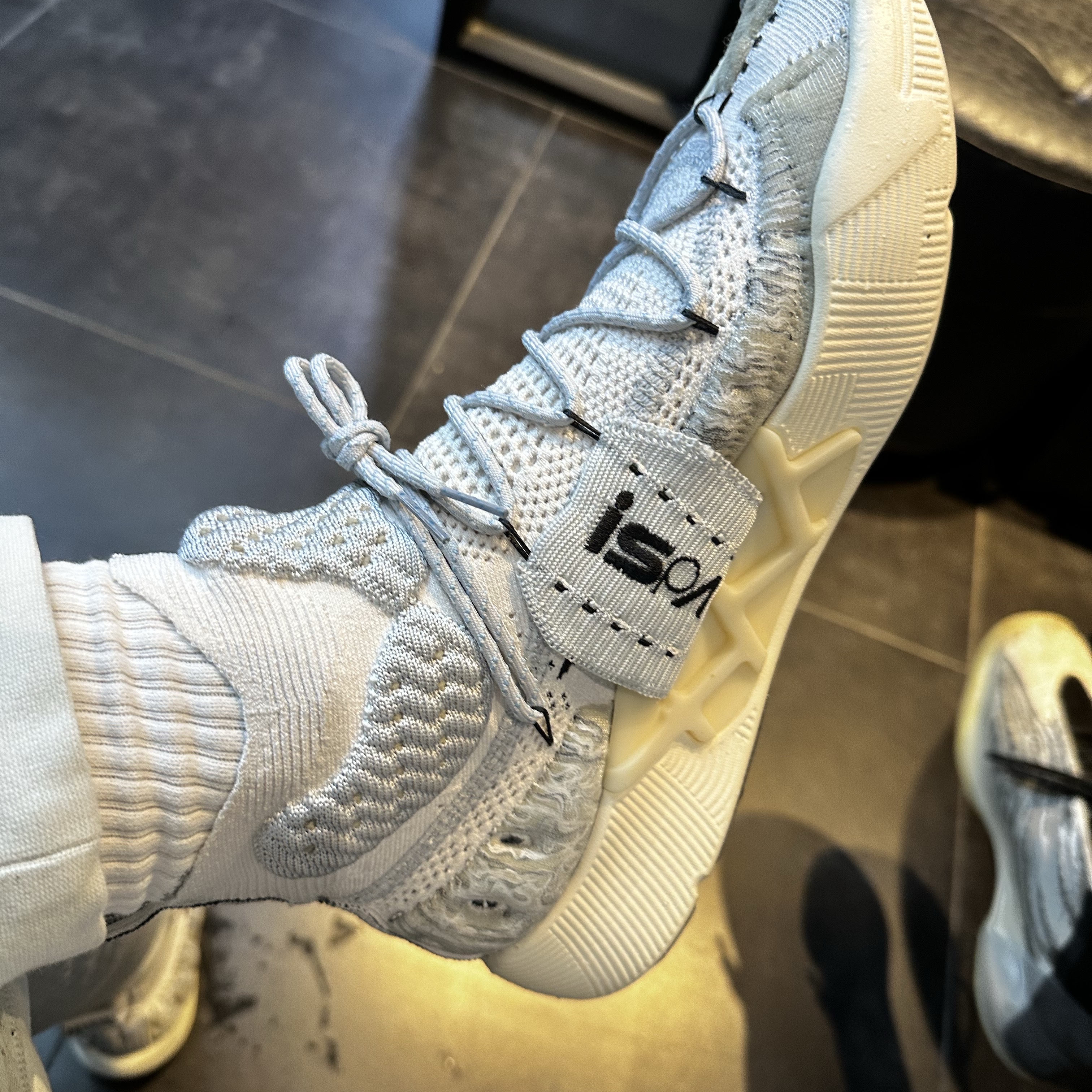 Nike ISPA Sense Flyknit Phantom and Black 착용 스타일 - 3