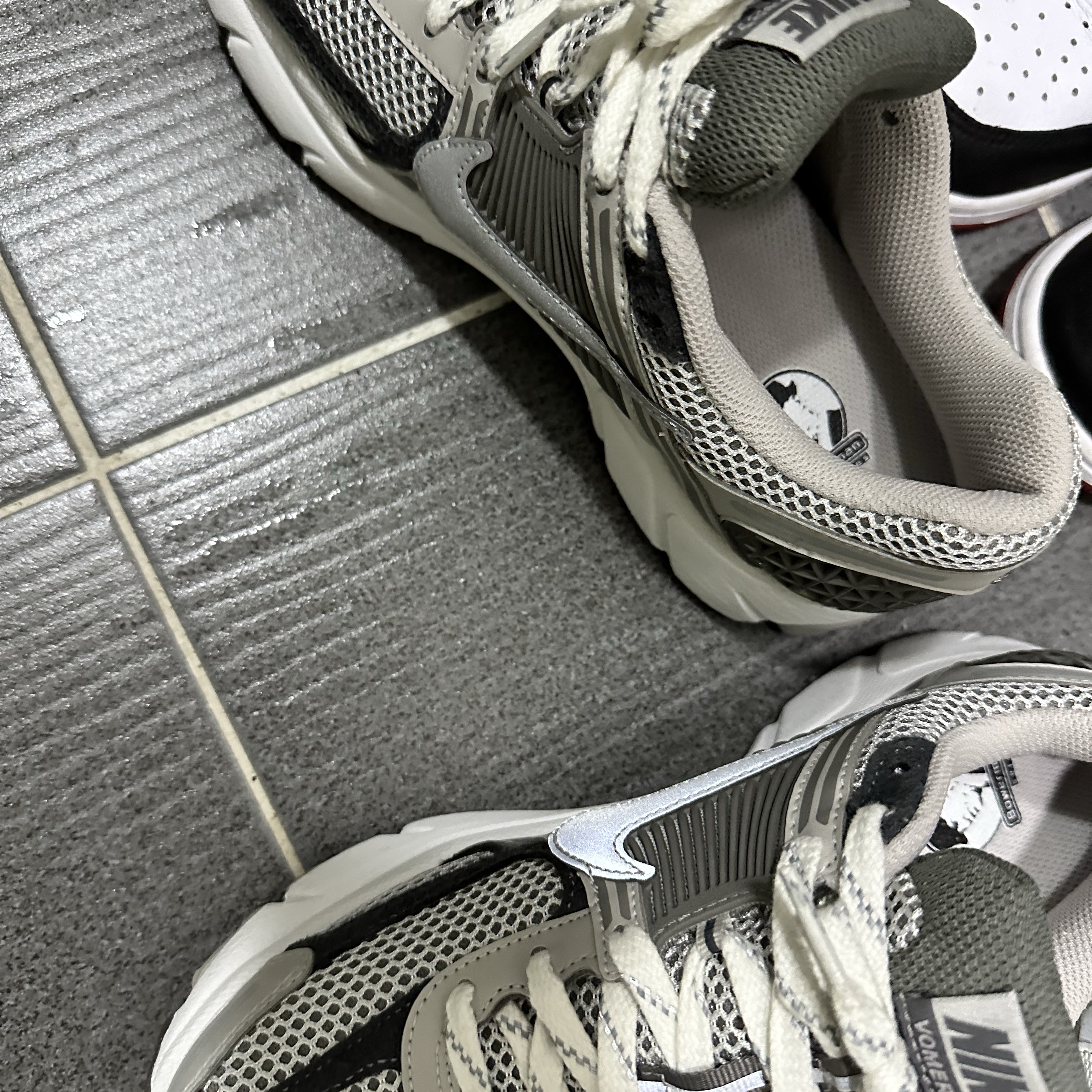 Nike Zoom Vomero 5 PRM Light Iron Ore and Flat Fewter 착용 스타일