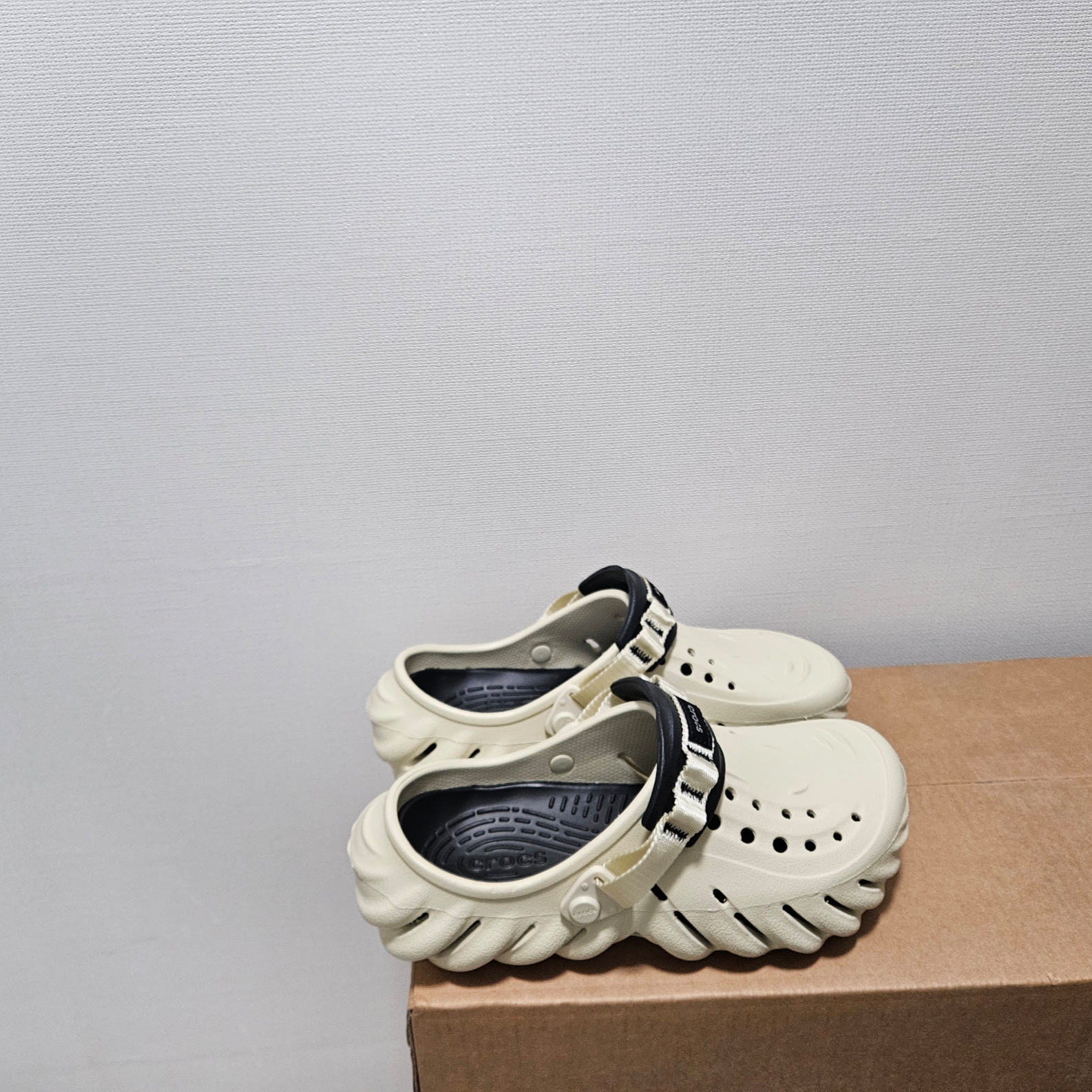 Crocs Echo Clog Bone Black 착용 스타일 - 3