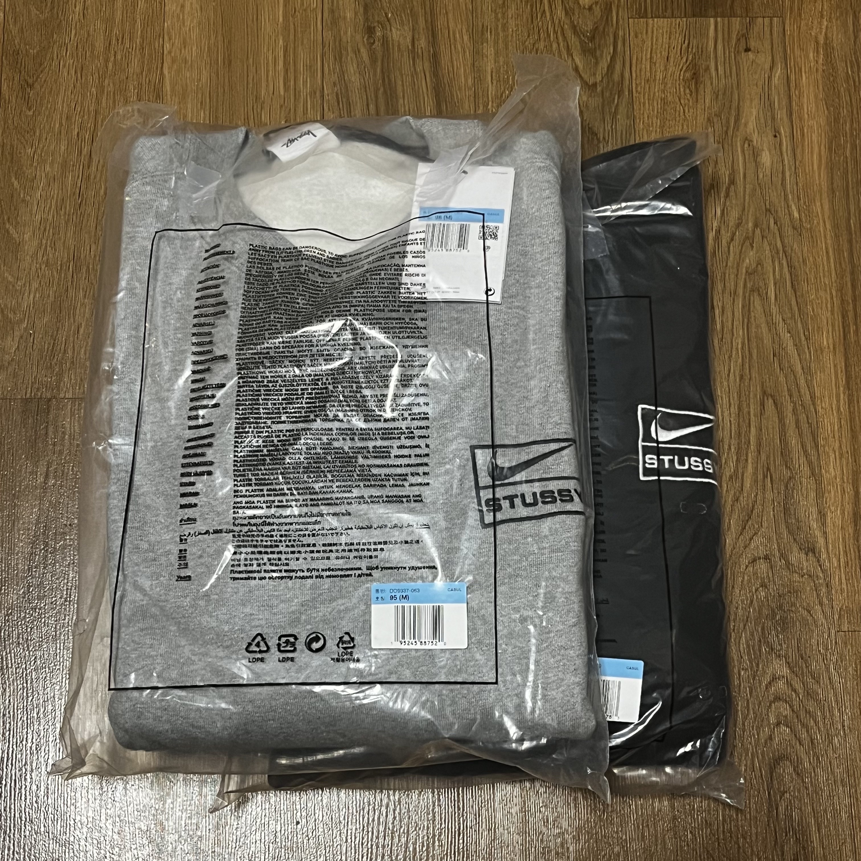 Nike x Stussy NRG Washed Fleece Crewneck Black (DO5310-010), Nike x Stussy NRG Fleece Crewneck Dark Grey Heather (DO9337-063) 착용 스타일