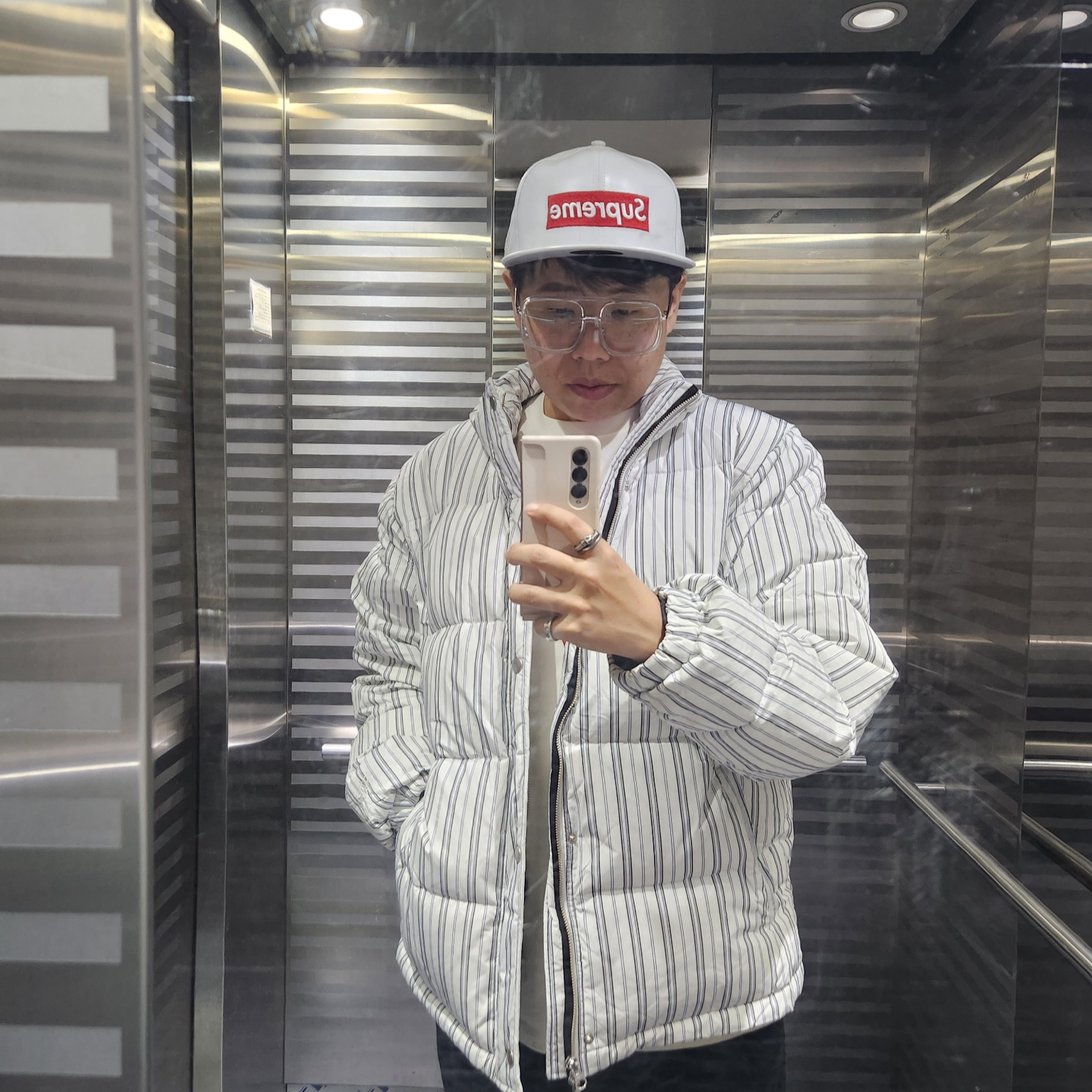 Stussy Stripe Down Puffer Jacket Bone, Supreme Money Box Logo New Era White - 22FW 착용 스타일