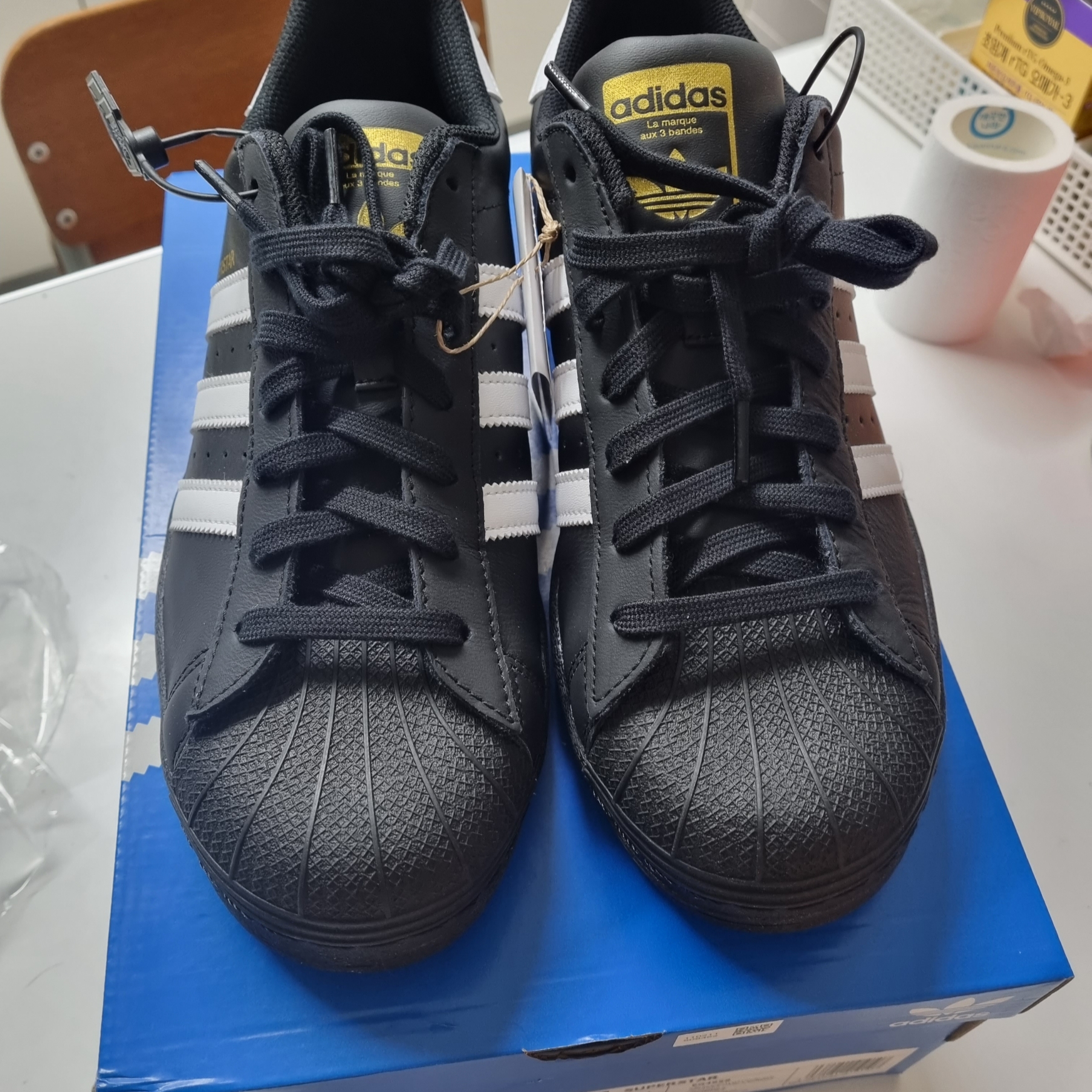 Adidas Superstar Core Black White 착용 스타일 - 2