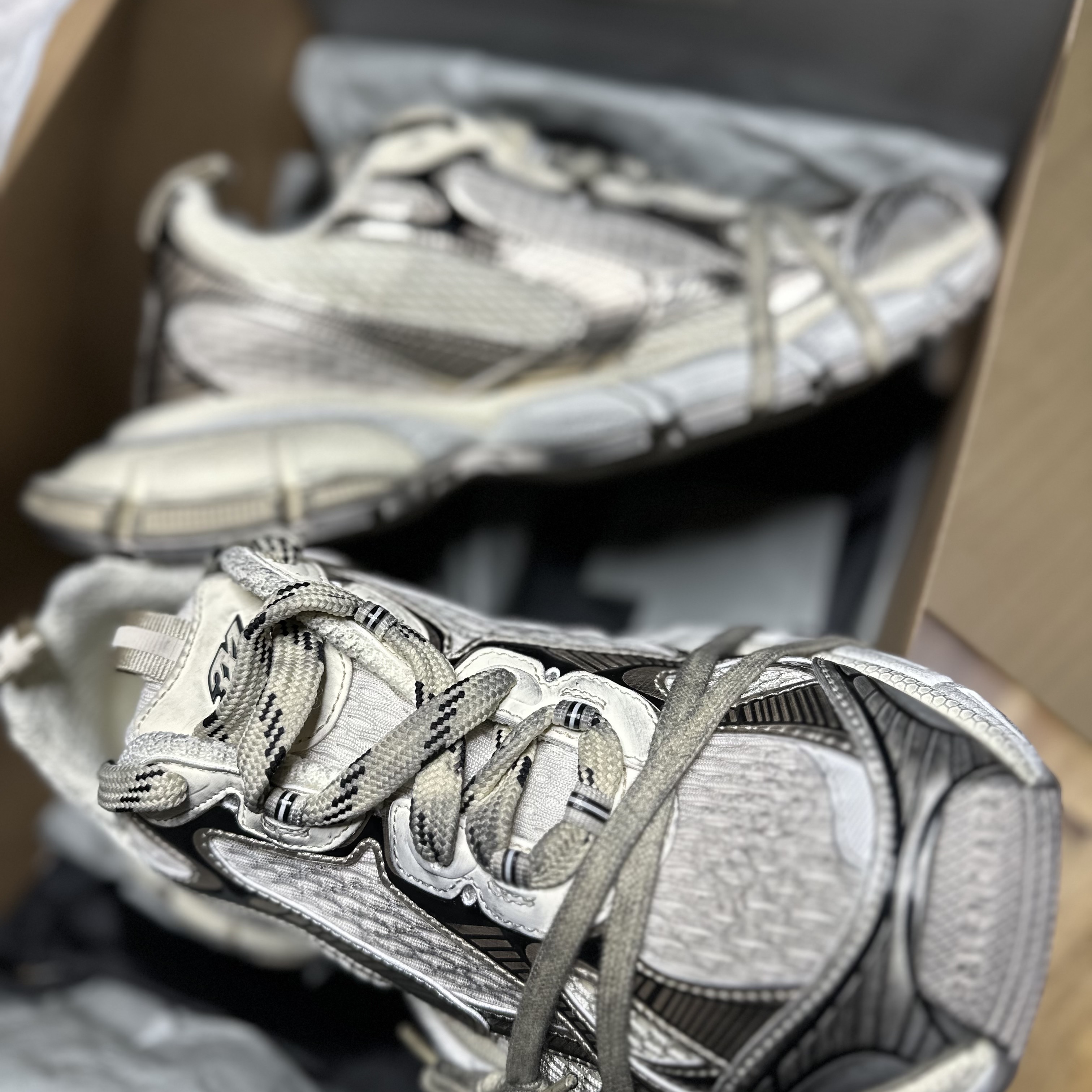 Balenciaga 3XL Sneakers Beige 착용 스타일 - 1