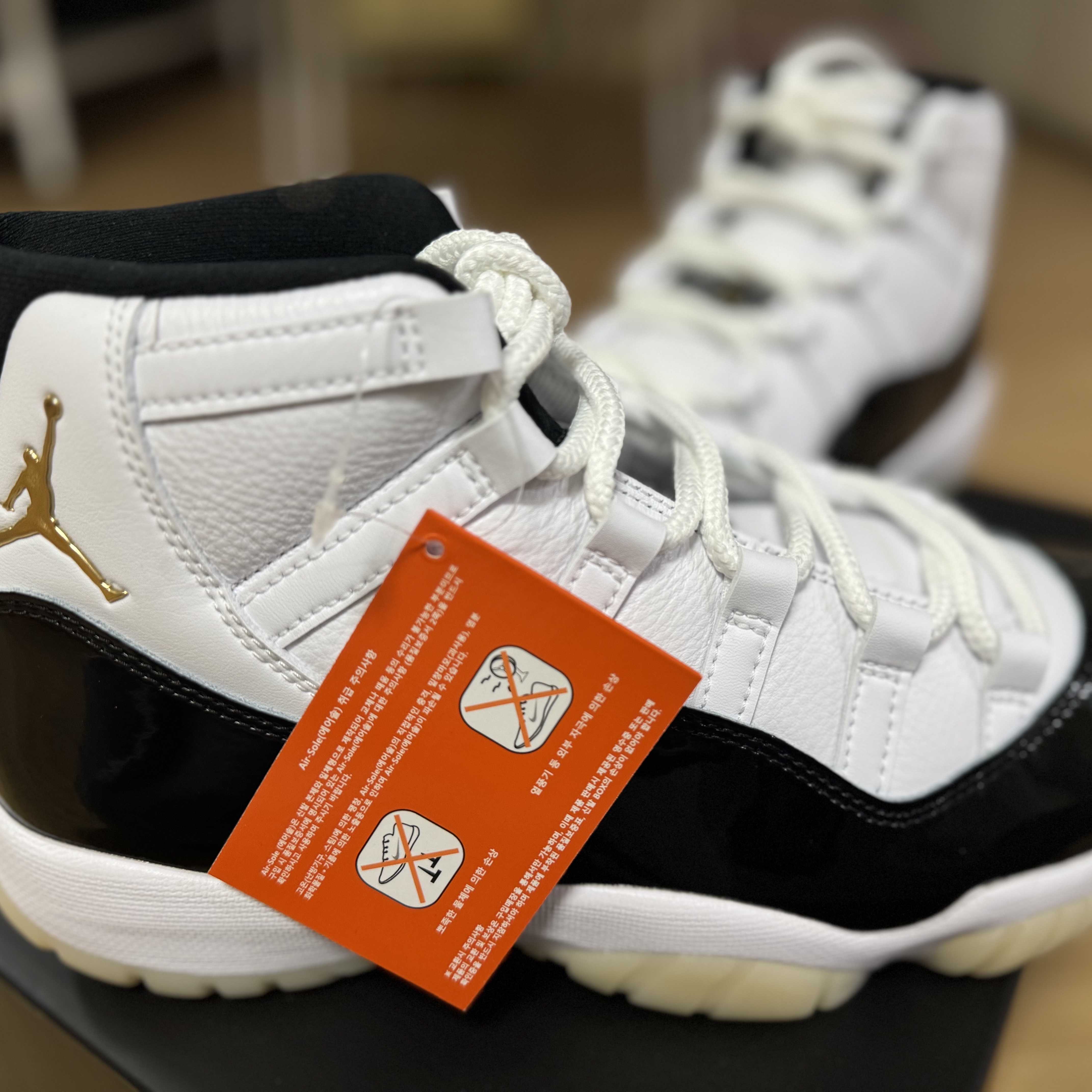 Jordan 11 Retro Gratitude, Human Made N2 Flight Jacket Navy 착용 스타일 - 2