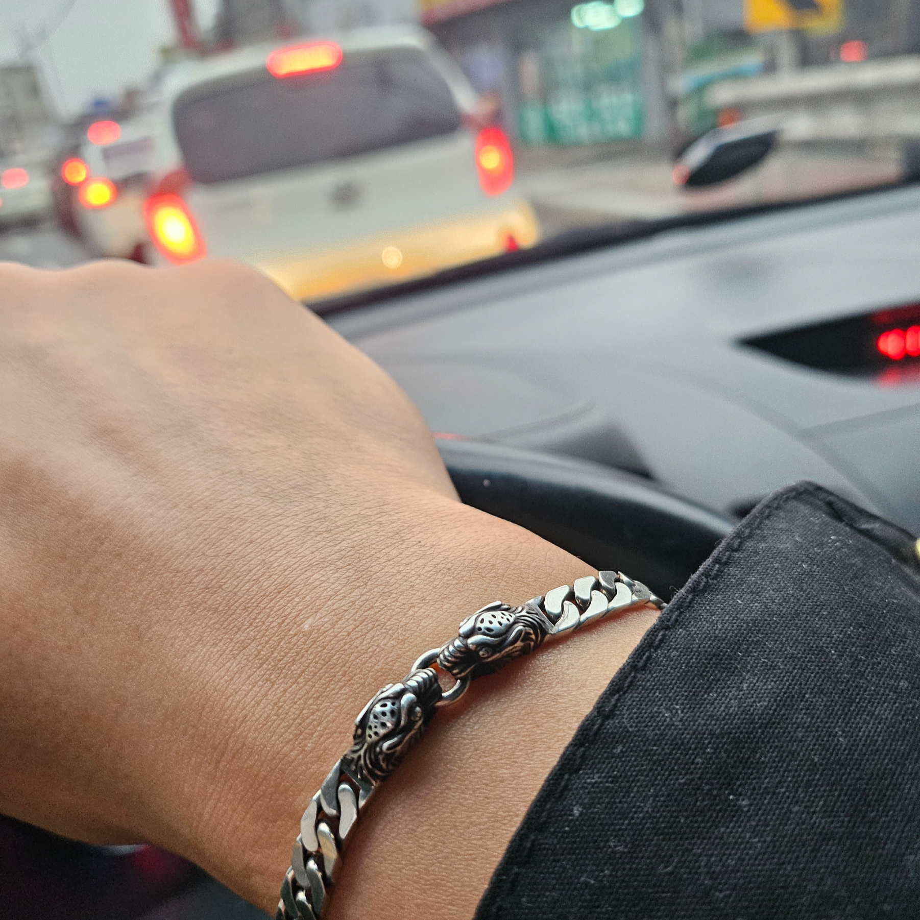 Gucci Tiger Head Bracelet Silver Aged Finish 착용 스타일