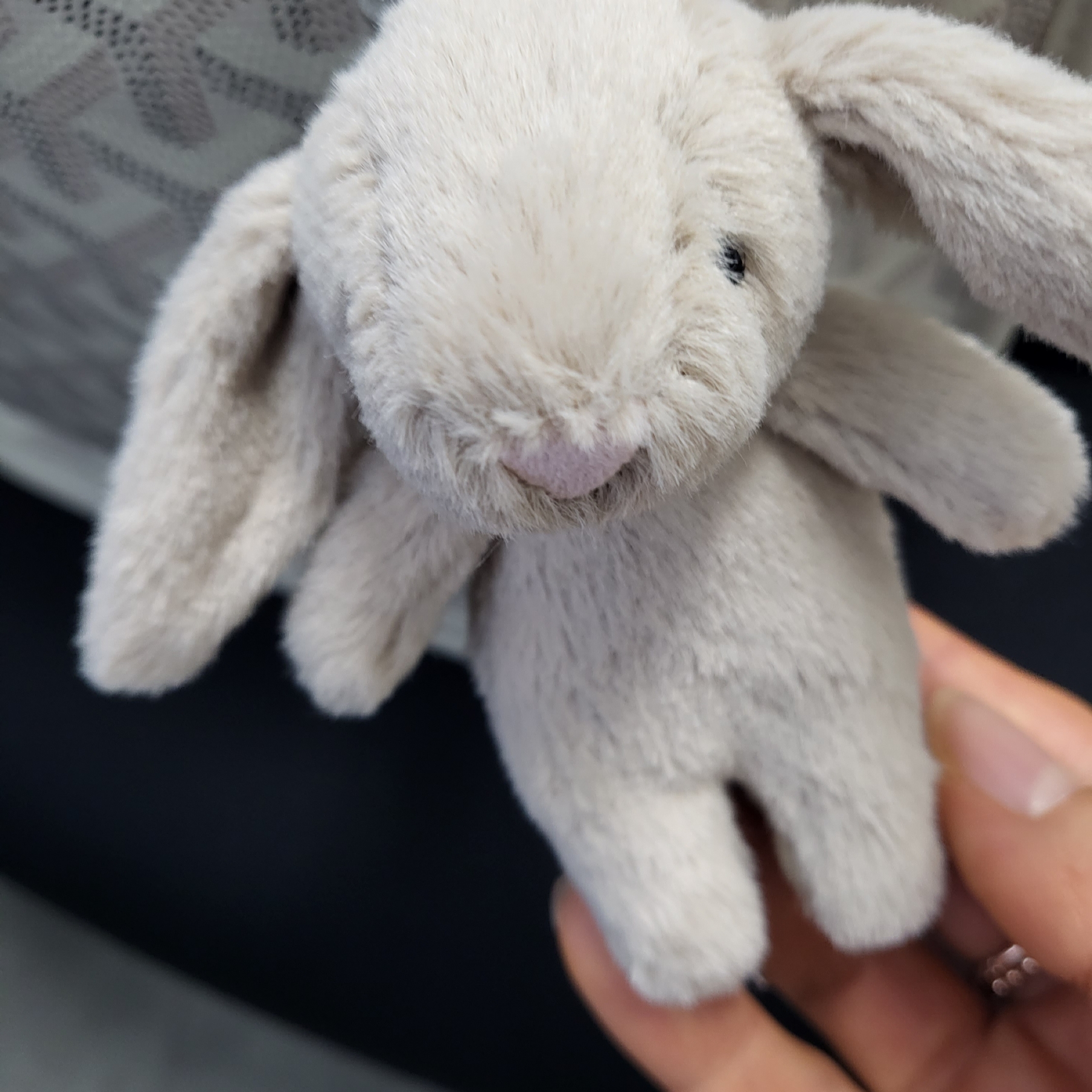 Jellycat Bashful Bunny Bag Charm Beige 착용 스타일