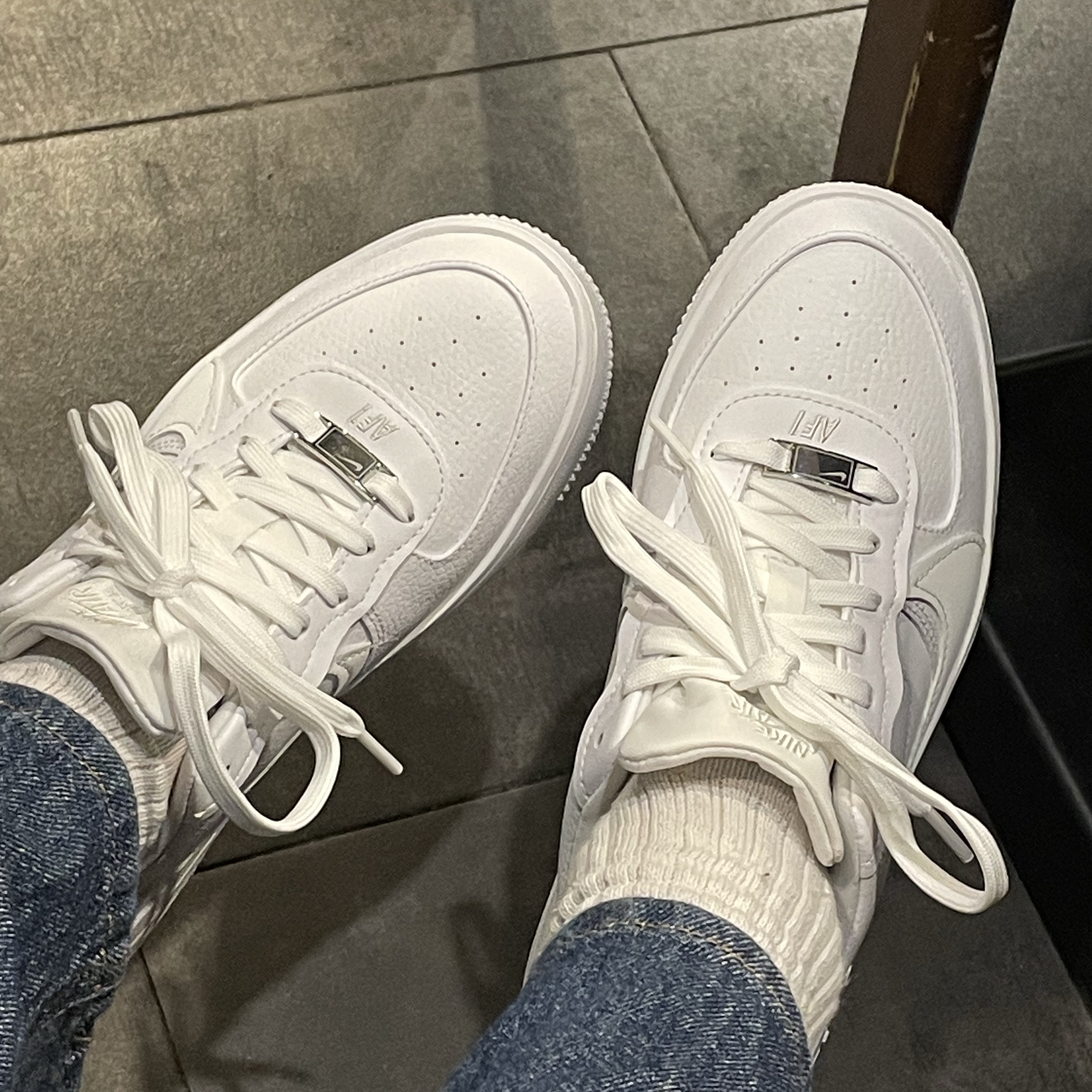 (W) Nike Air Force 1 PLT.AF.ORM Triple White 착용 스타일 - 1