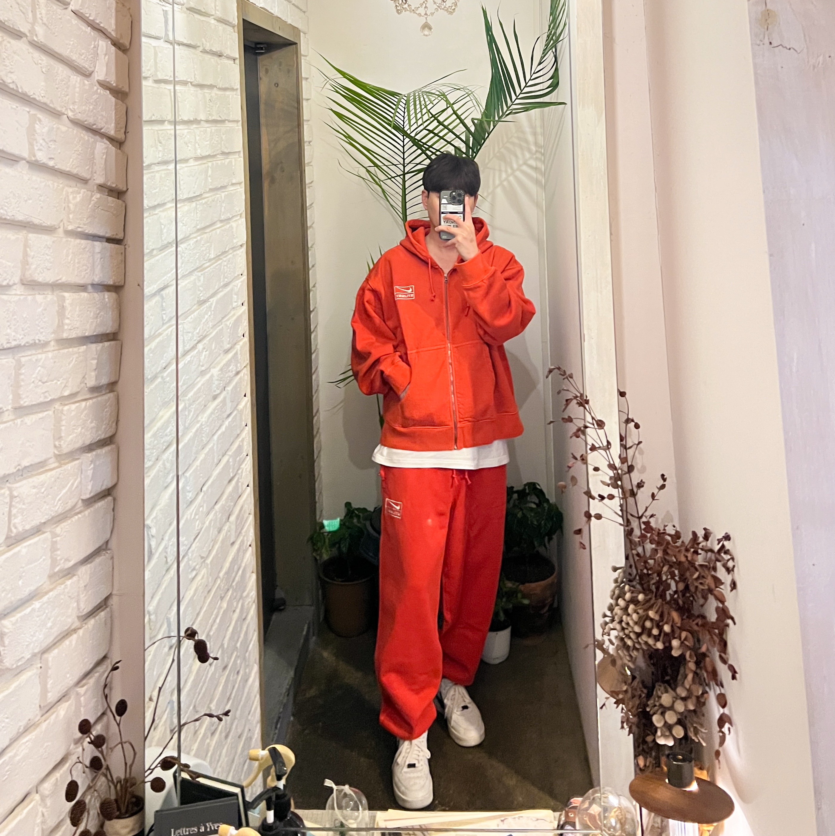Nike x Stussy Full Zip Pigment Dyed Fleece Hoodie Habanero Red (FJ9161-642), Nike x Stussy Pigment Dyed Fleece Pants Habanero Red (FJ9157-642) 착용 스타일