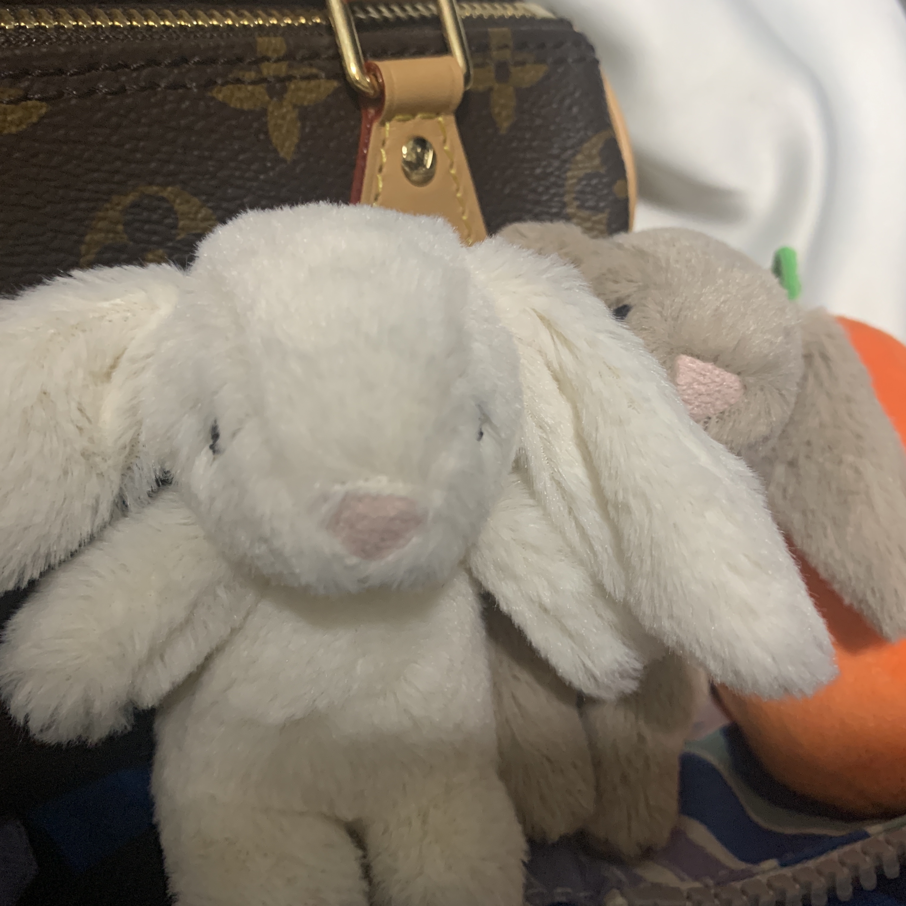 Jellycat Bashful Bunny Bag Charm Cream, Jellycat Bashful Bunny Bag Charm Beige 착용 스타일 - 1
