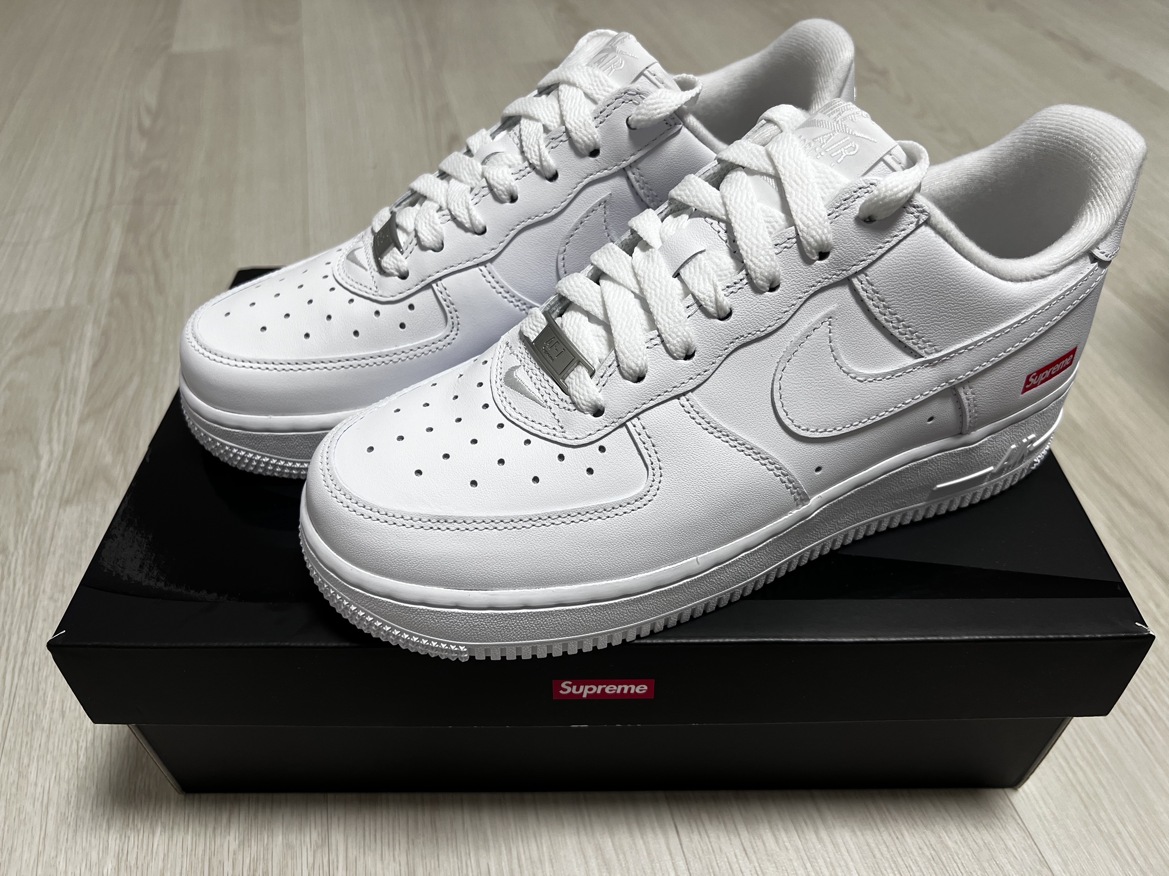Nike x Supreme Air Force 1 Low White 착용 스타일