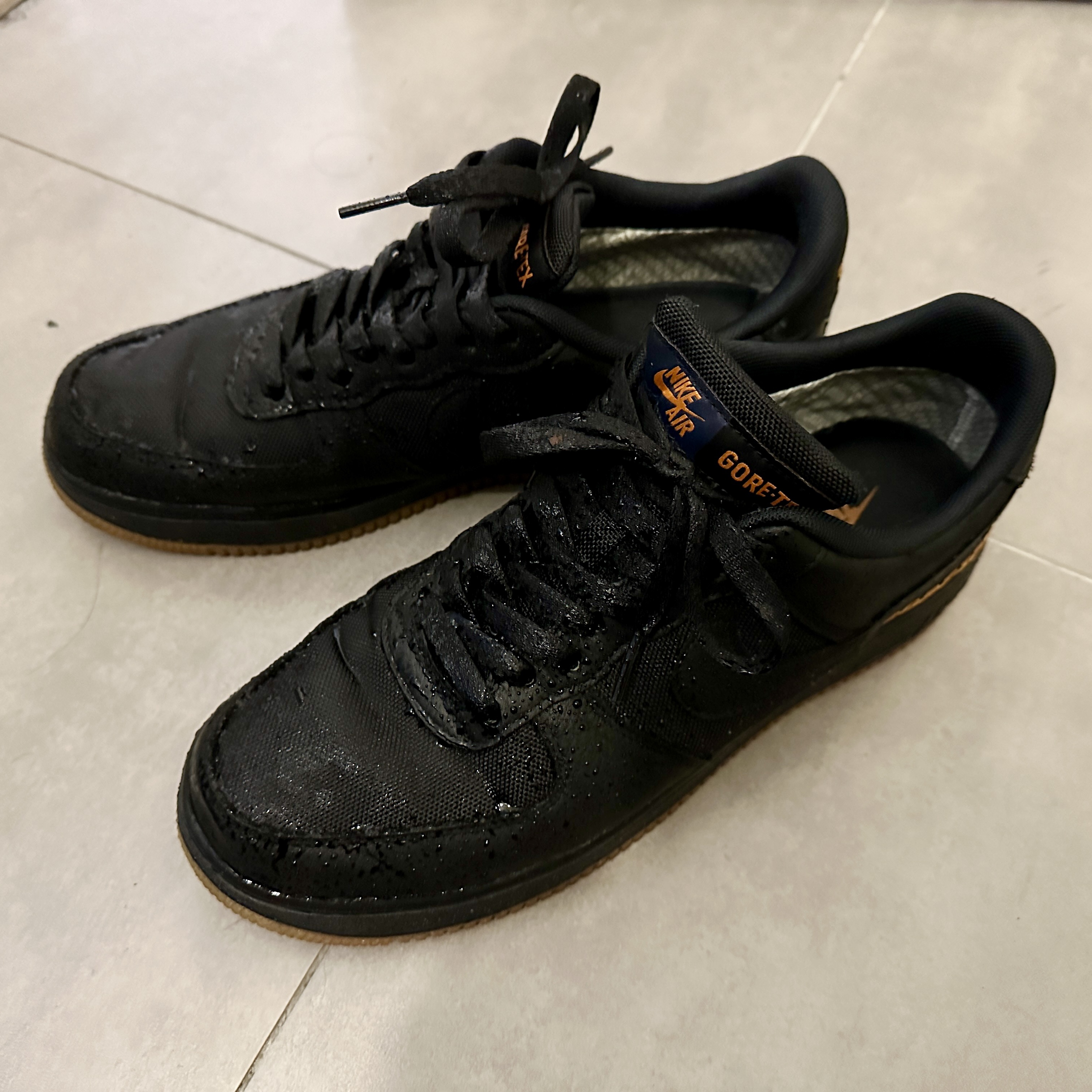 Nike Air Force 1 Low Gore-Tex Black Light Carbon 착용 스타일 - 5