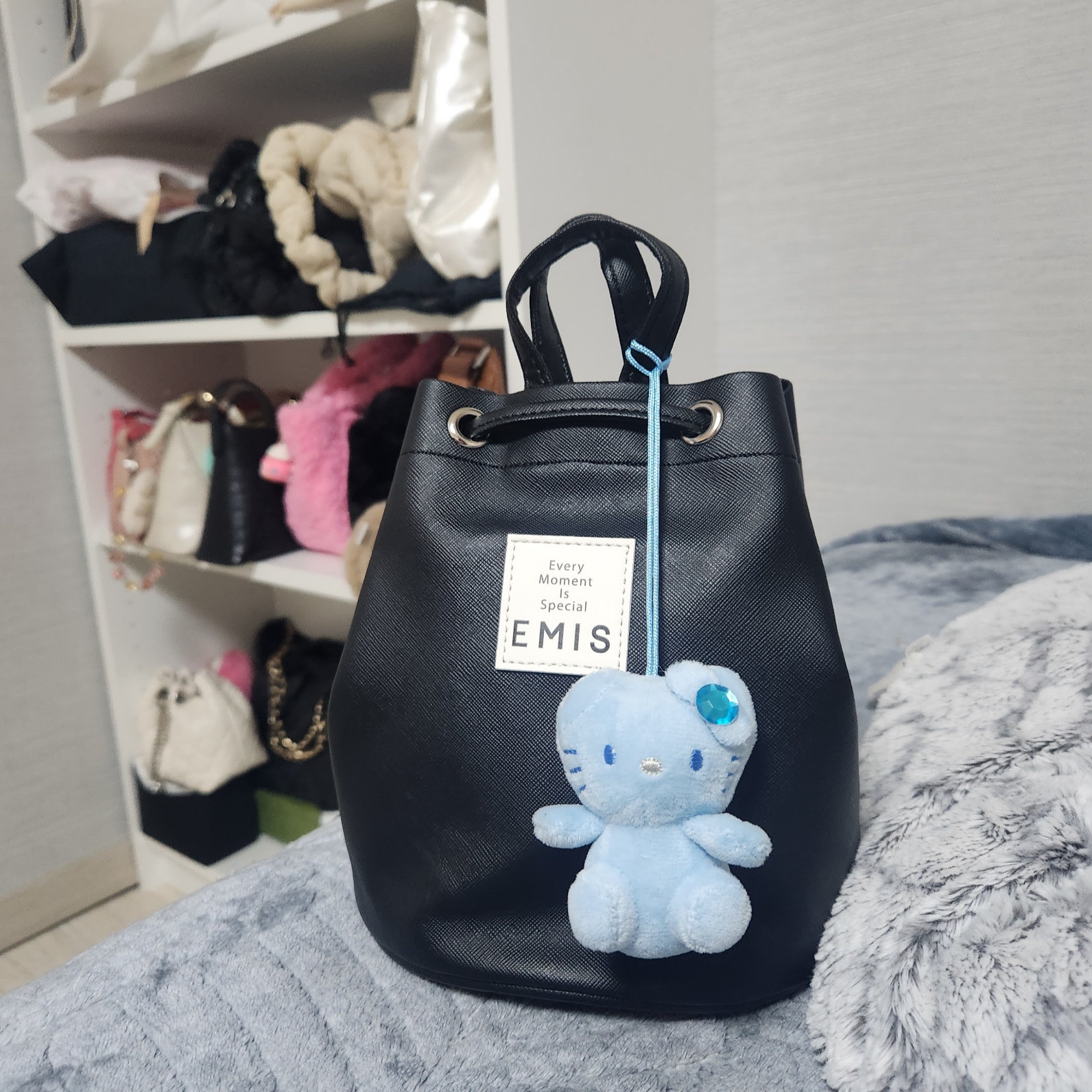 Emis Leather Mini Backpack Black 착용 스타일 - 1