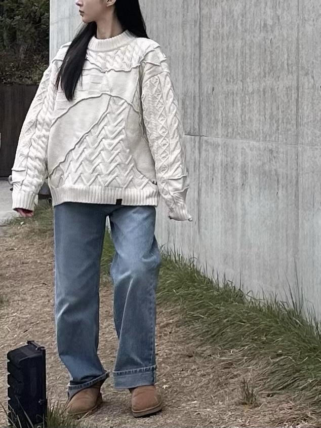 (W) UGG Classic Ultra Mini Boots Chestnut, Zara x Ader Error Patchwork Oversize Knit Sweater Cream 착용 스타일 - 2