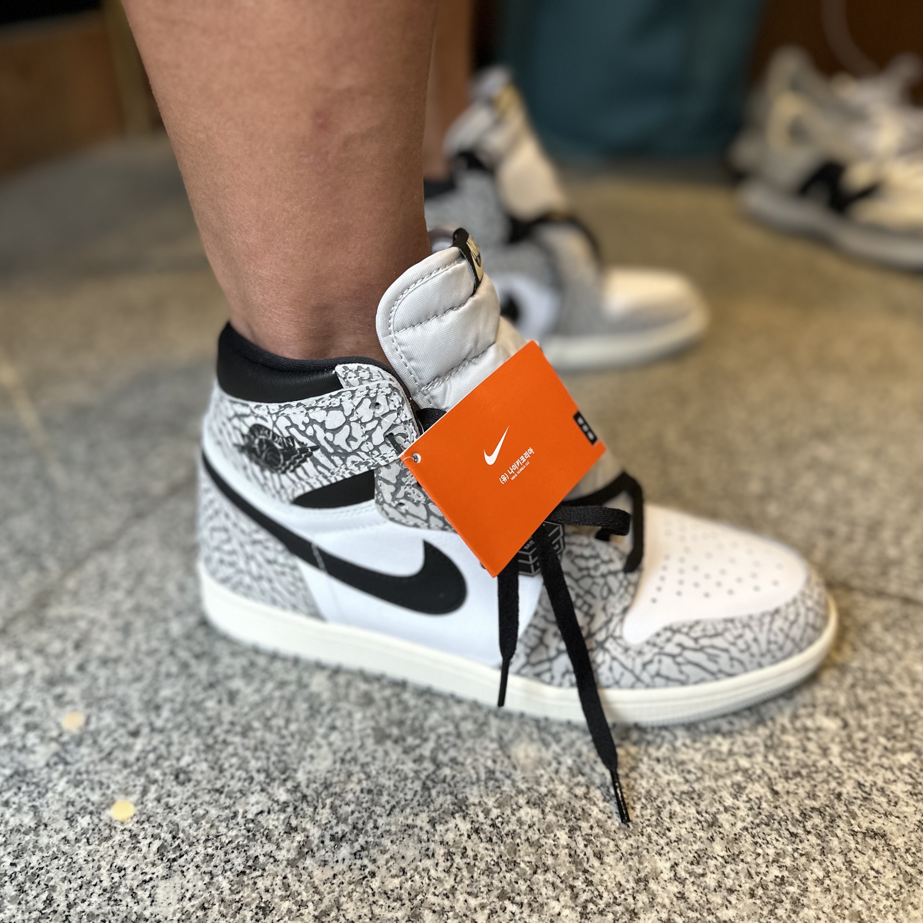 Jordan 1 Retro High OG White Cement 착용 스타일 - 2