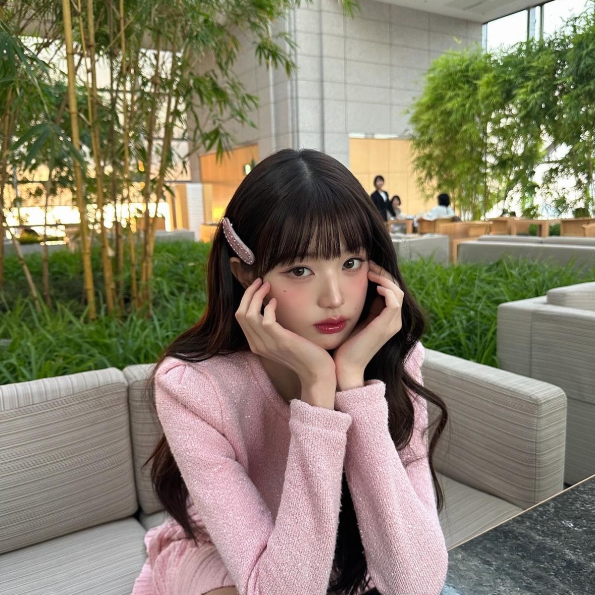 (W) Prada Plex Hair Clip Petal Pink 착용 스타일 - 2