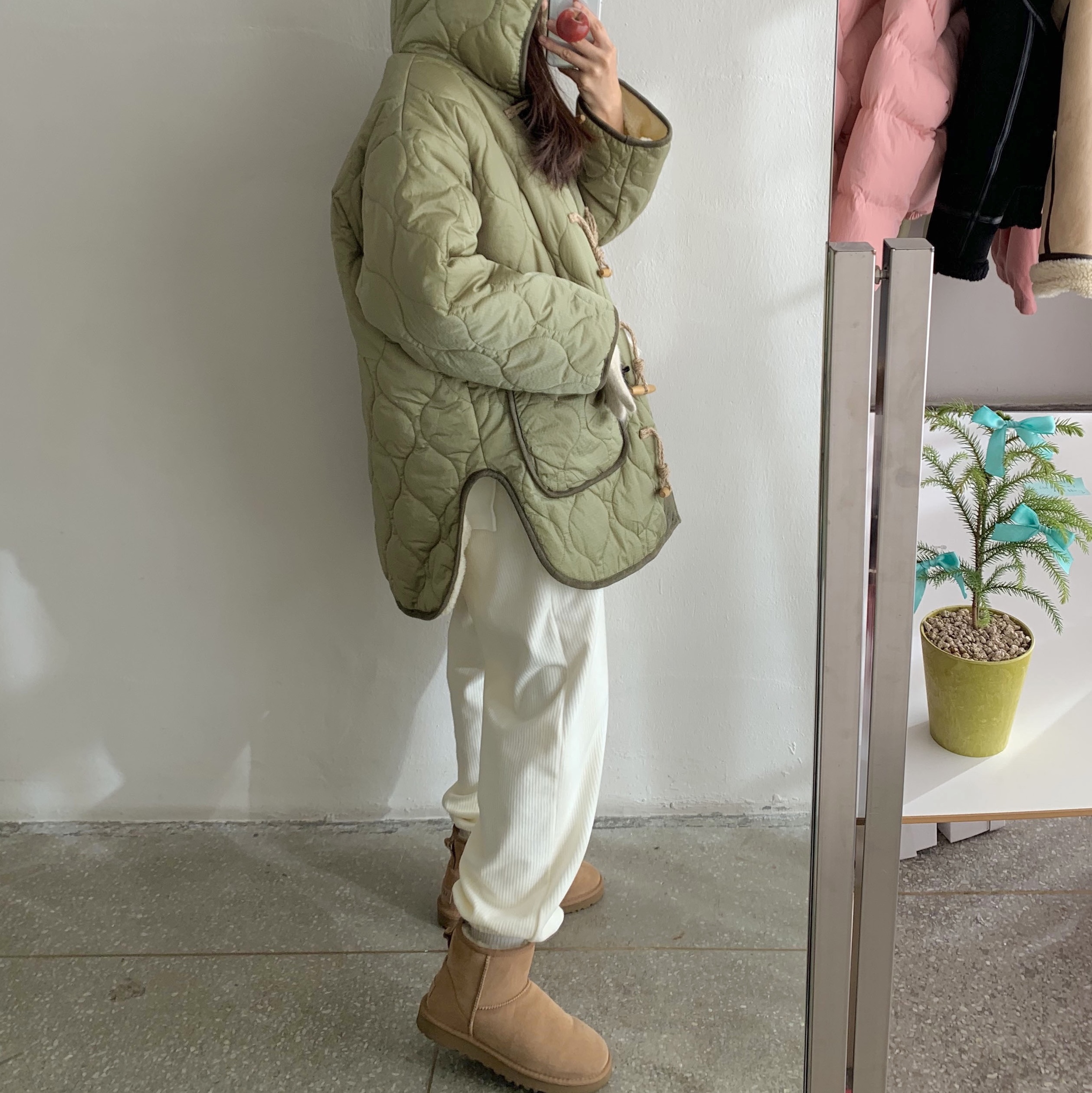 (W) UGG Classic Mini II Boots Chestnut 착용 스타일 - 3