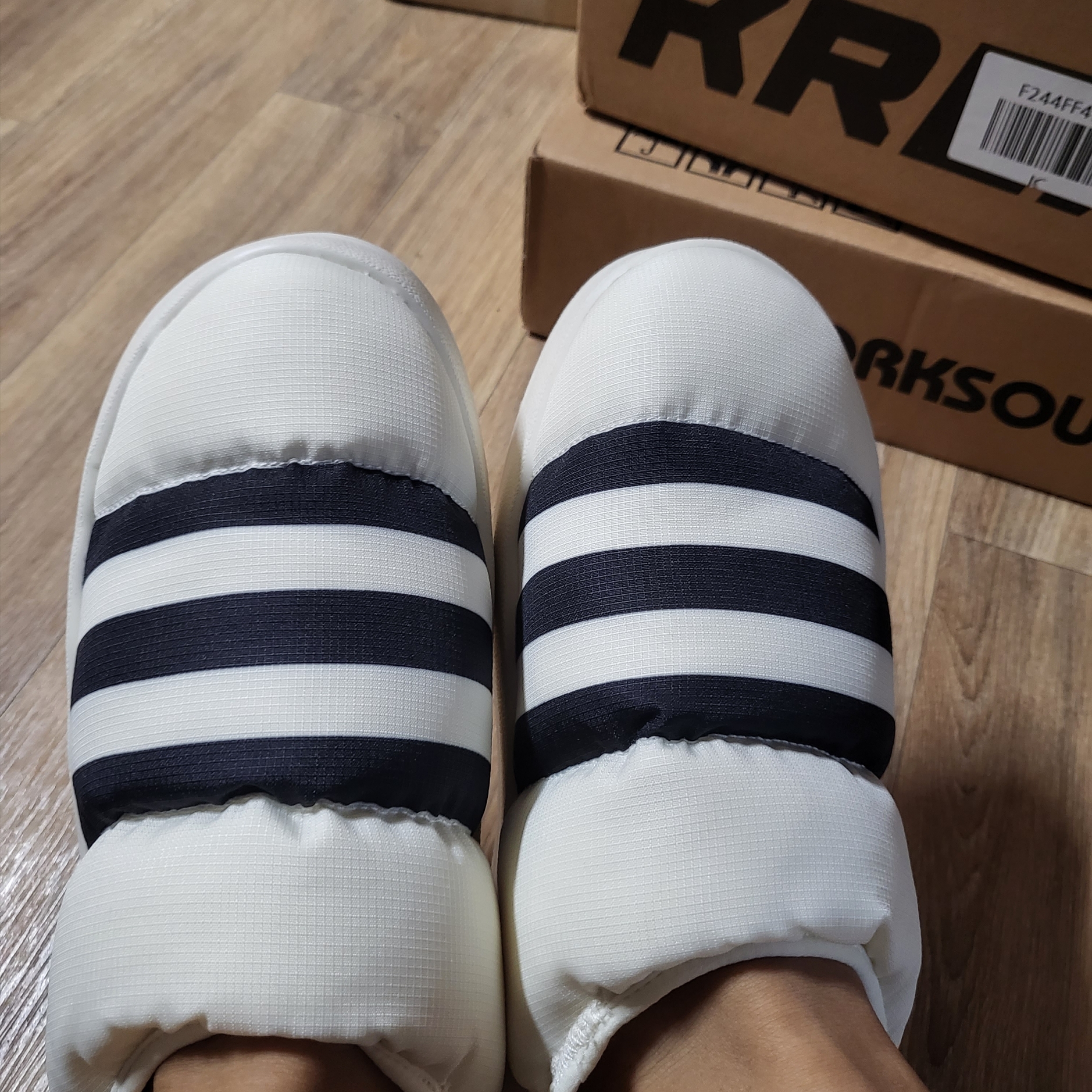 Adidas Puffylette Off White 착용 스타일 - 2