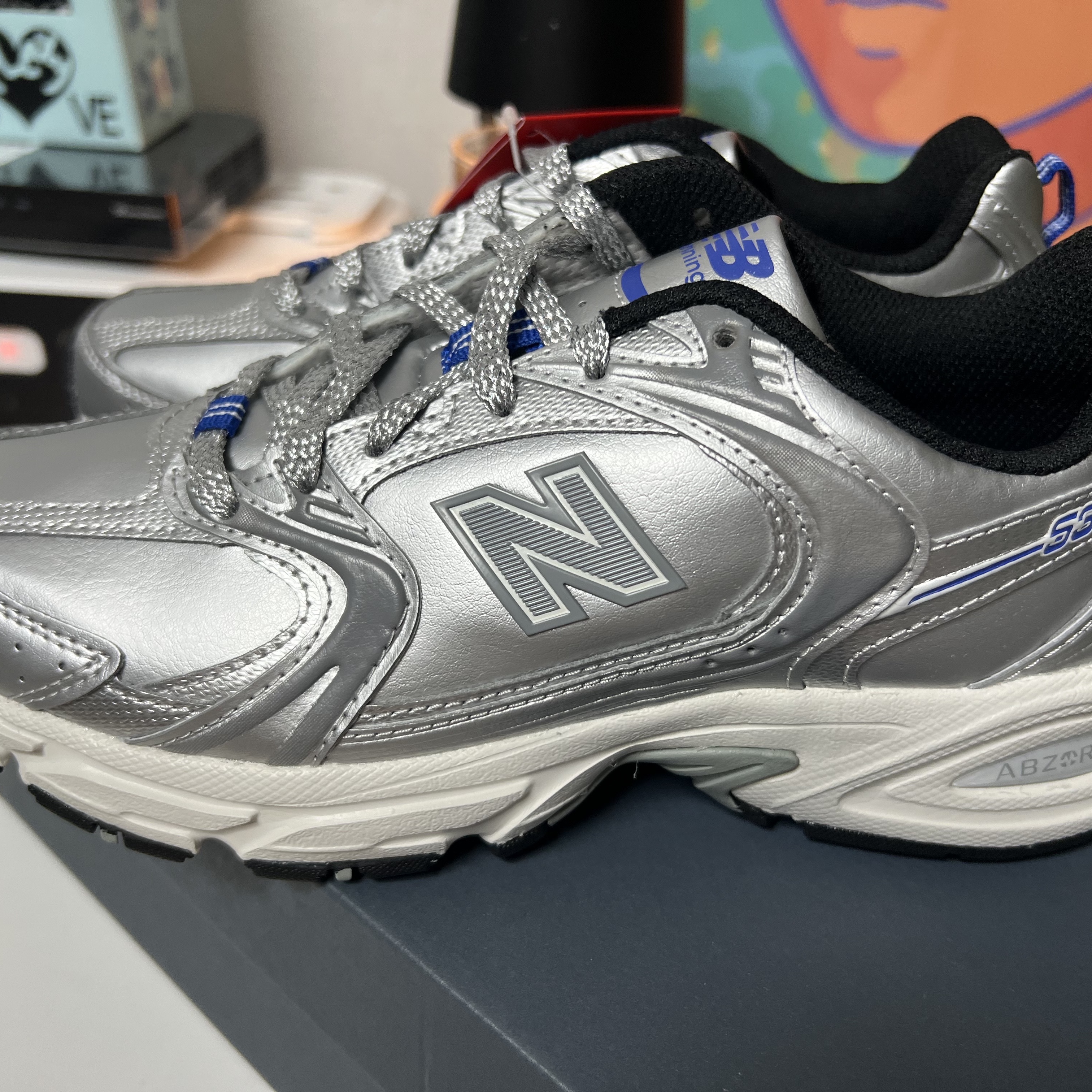New Balance x Yeseyesee 530 Silver Royal Blue 착용 스타일 - 2