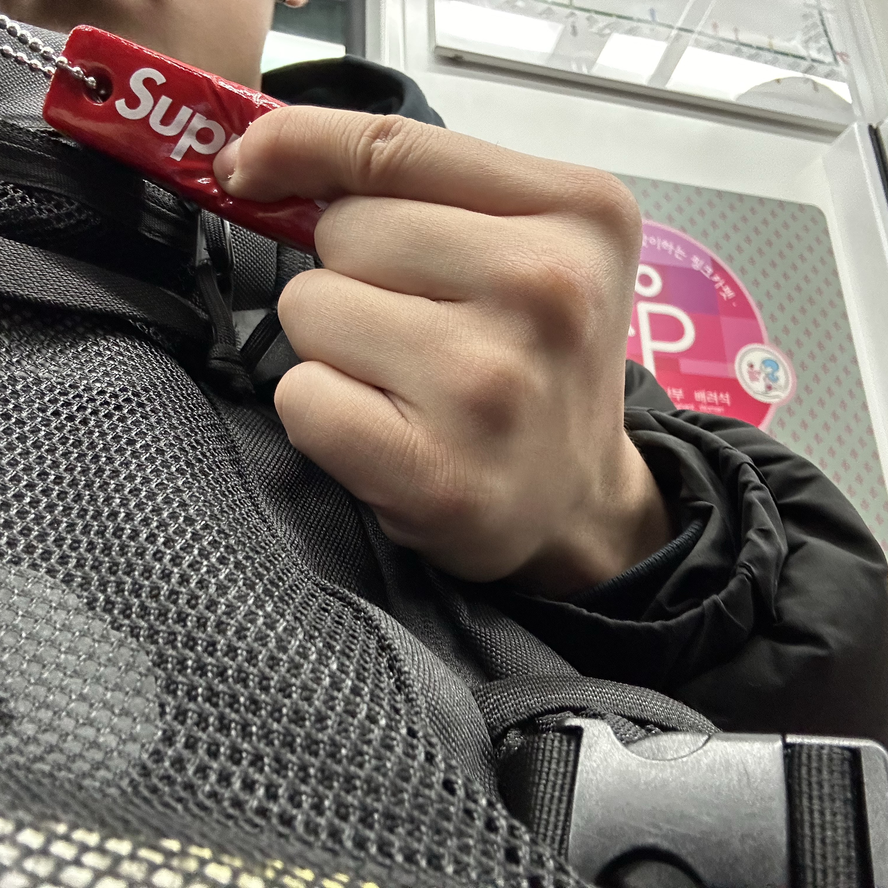Supreme Floating Keychain Red - 23FW 착용 스타일 - 2