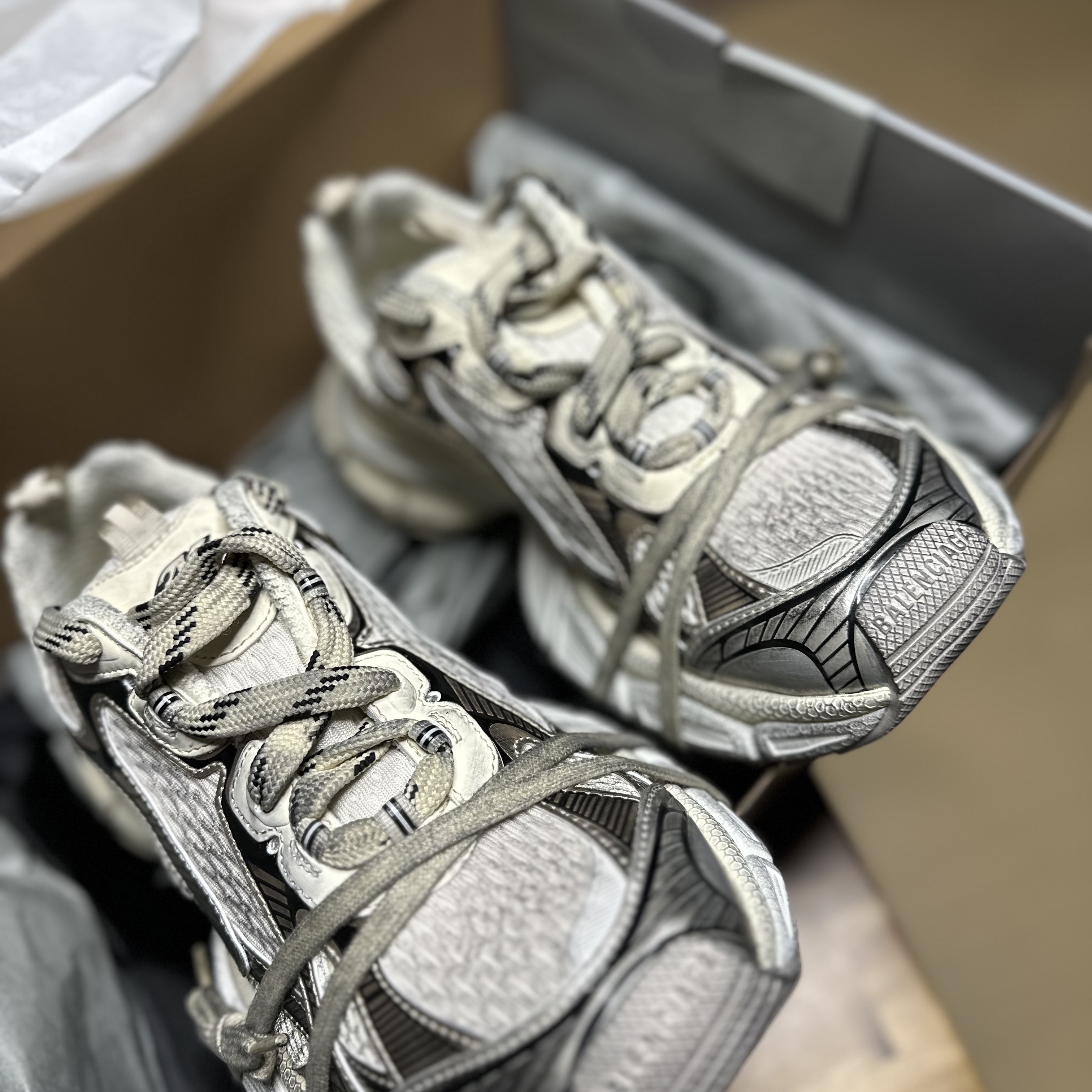 Balenciaga 3XL Sneakers Beige 착용 스타일 - 2