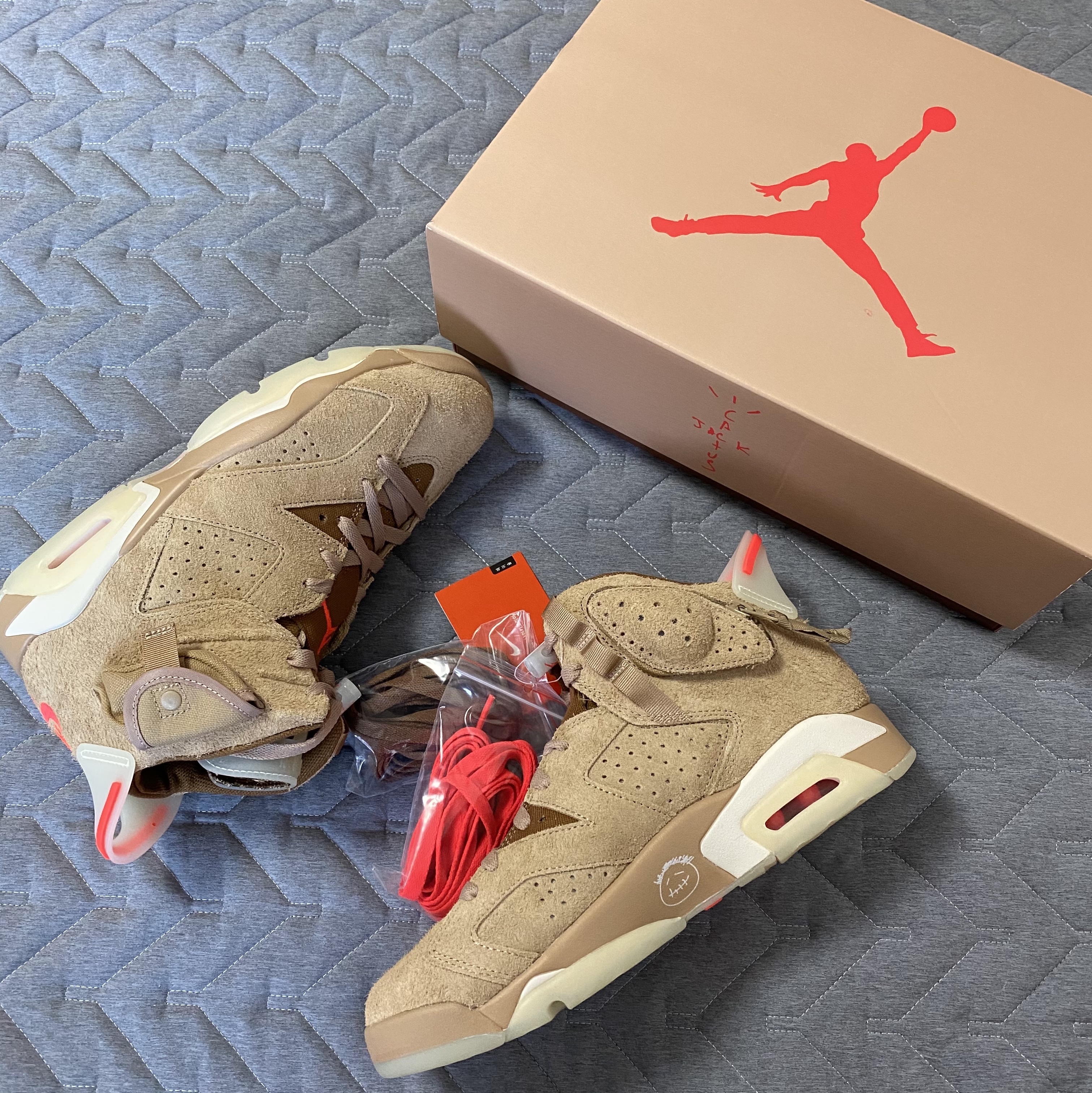 Jordan 6 x Travis Scott Retro SP British Khaki 착용 스타일