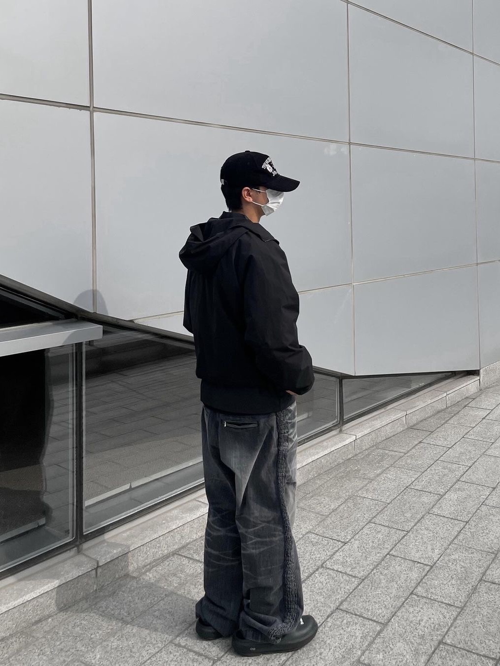 [KREAM 단독] Etce Smocking Baggy Jean Grey 착용 스타일 - 2