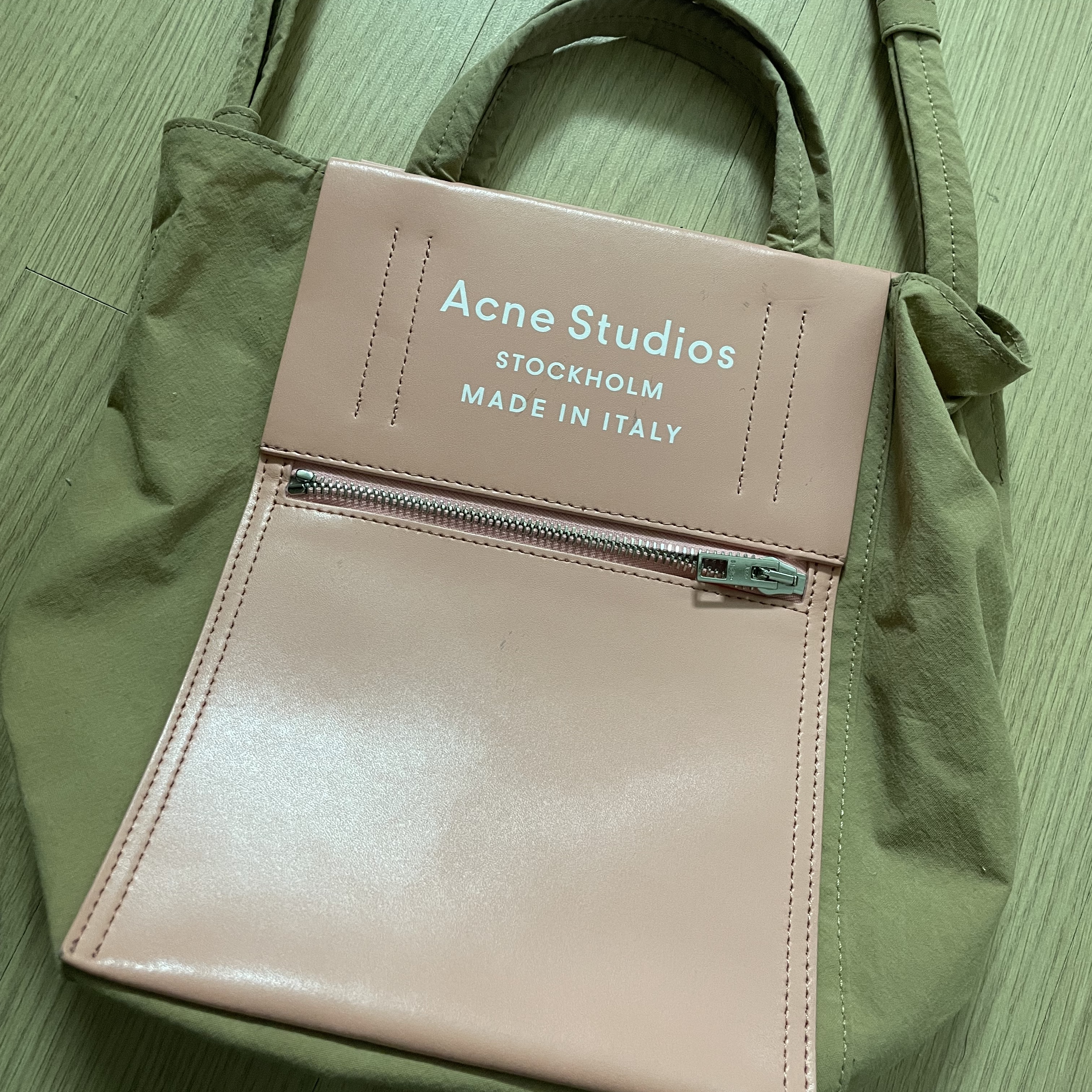 Acne Studios Baker Out Mini Tote Bag Brown Pink 착용 스타일