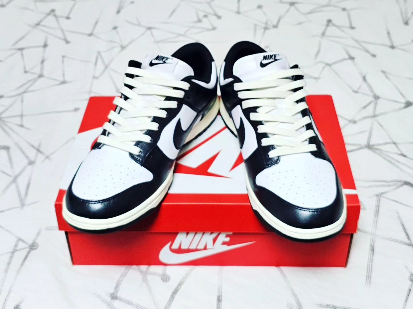 (W) Nike Dunk Low Vintage Black and White 착용 스타일 - 3