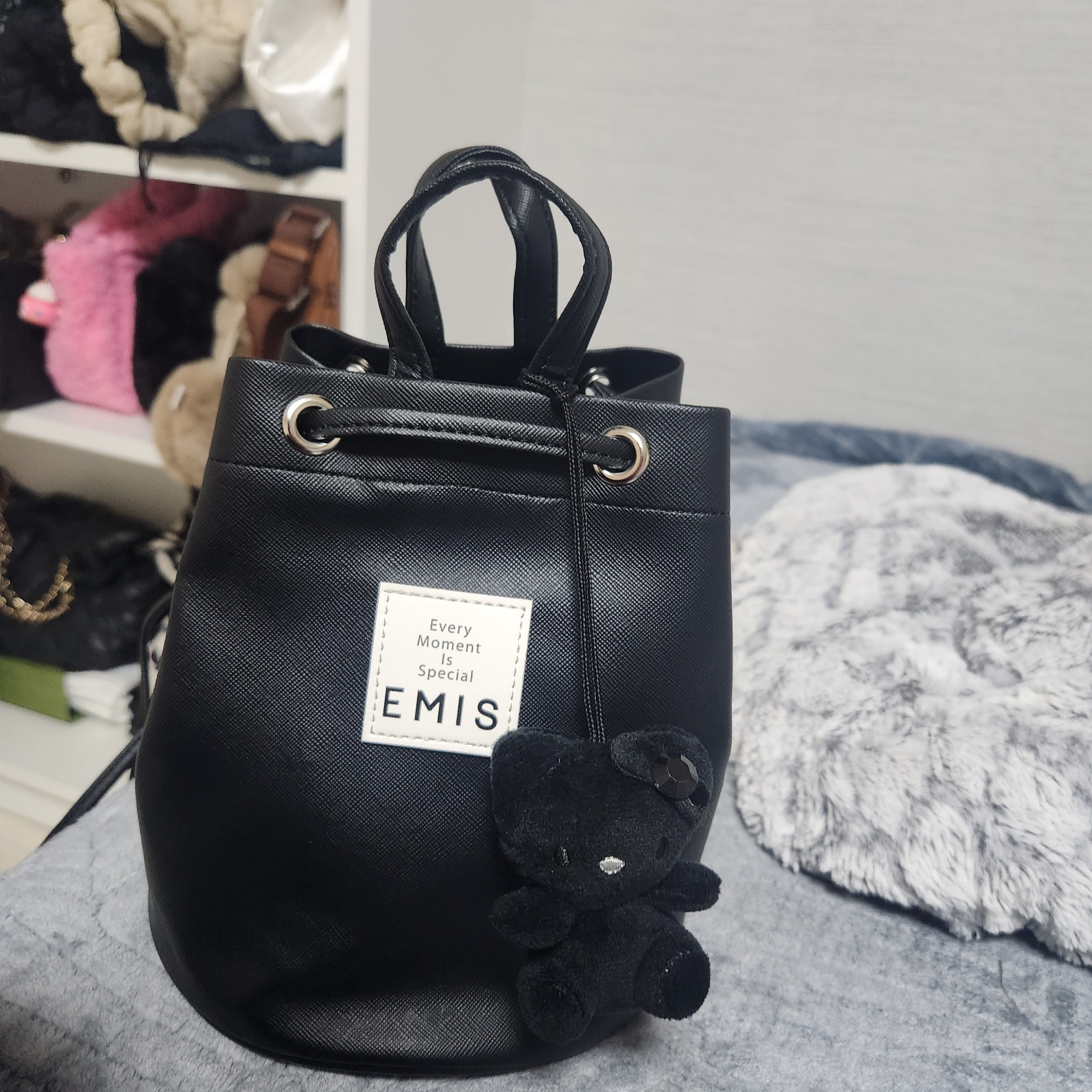 Emis Leather Mini Backpack Black 착용 스타일 - 2