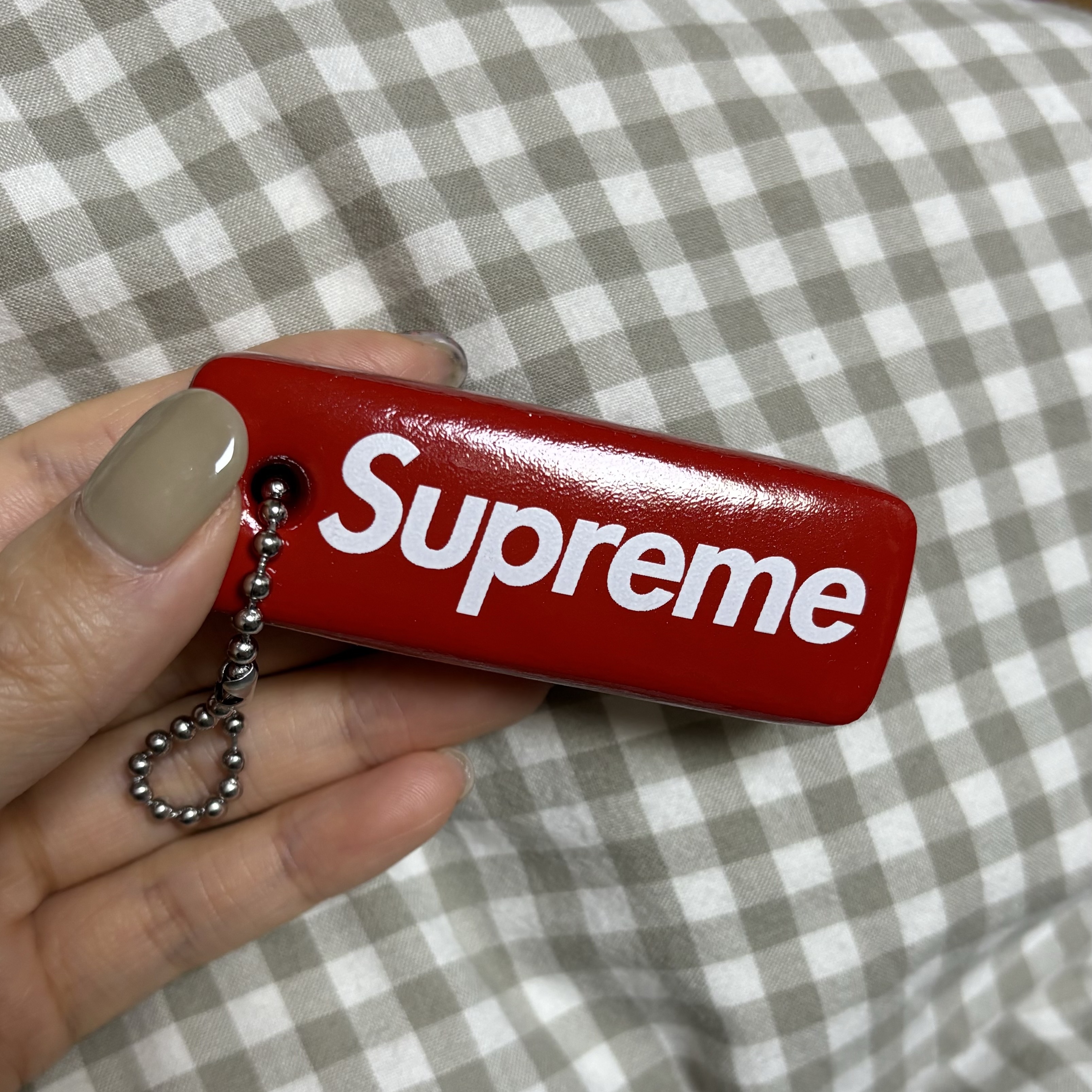 Supreme Floating Keychain Red - 23FW 착용 스타일