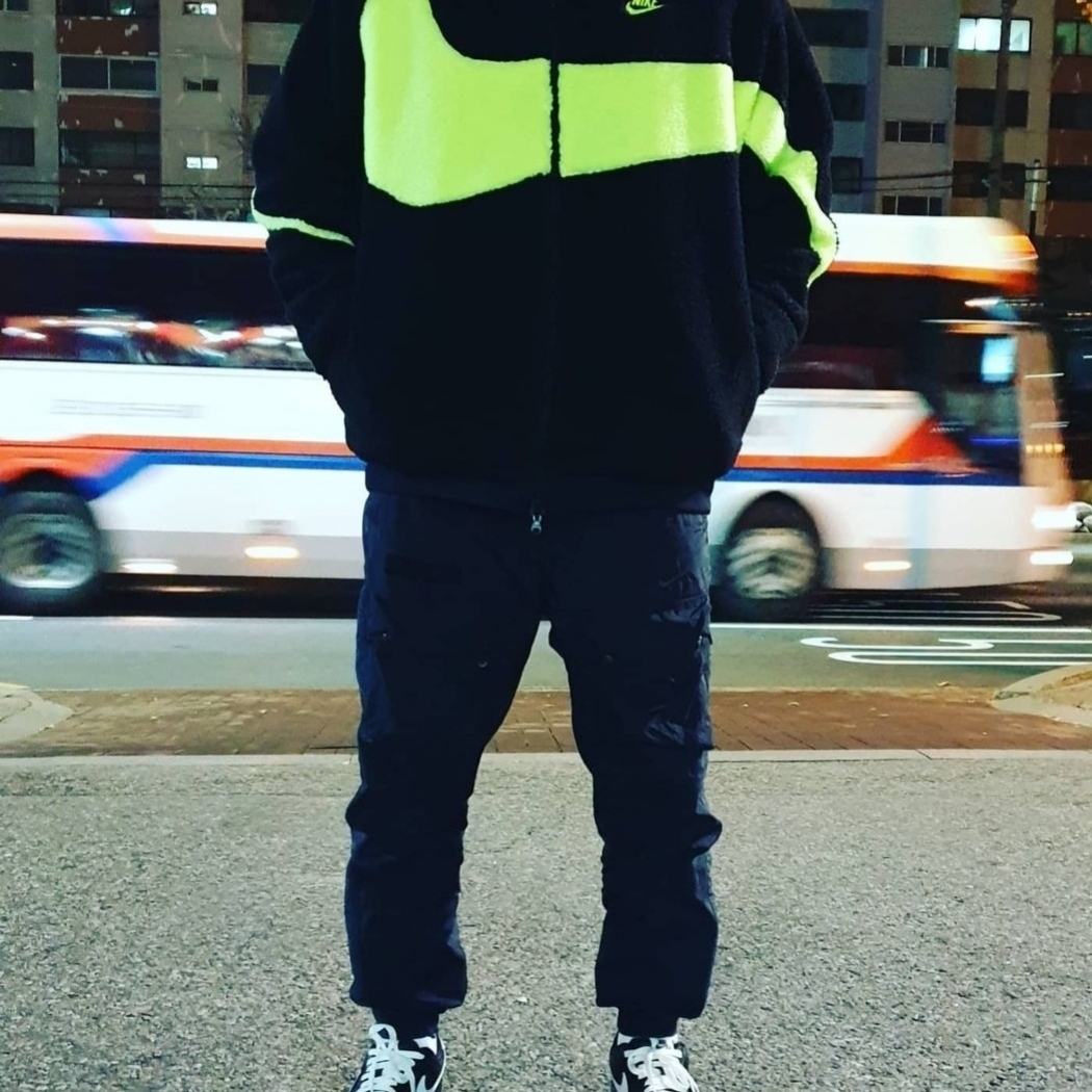 Nike Big Swoosh Full Zip Jacket Black Volt 착용 스타일