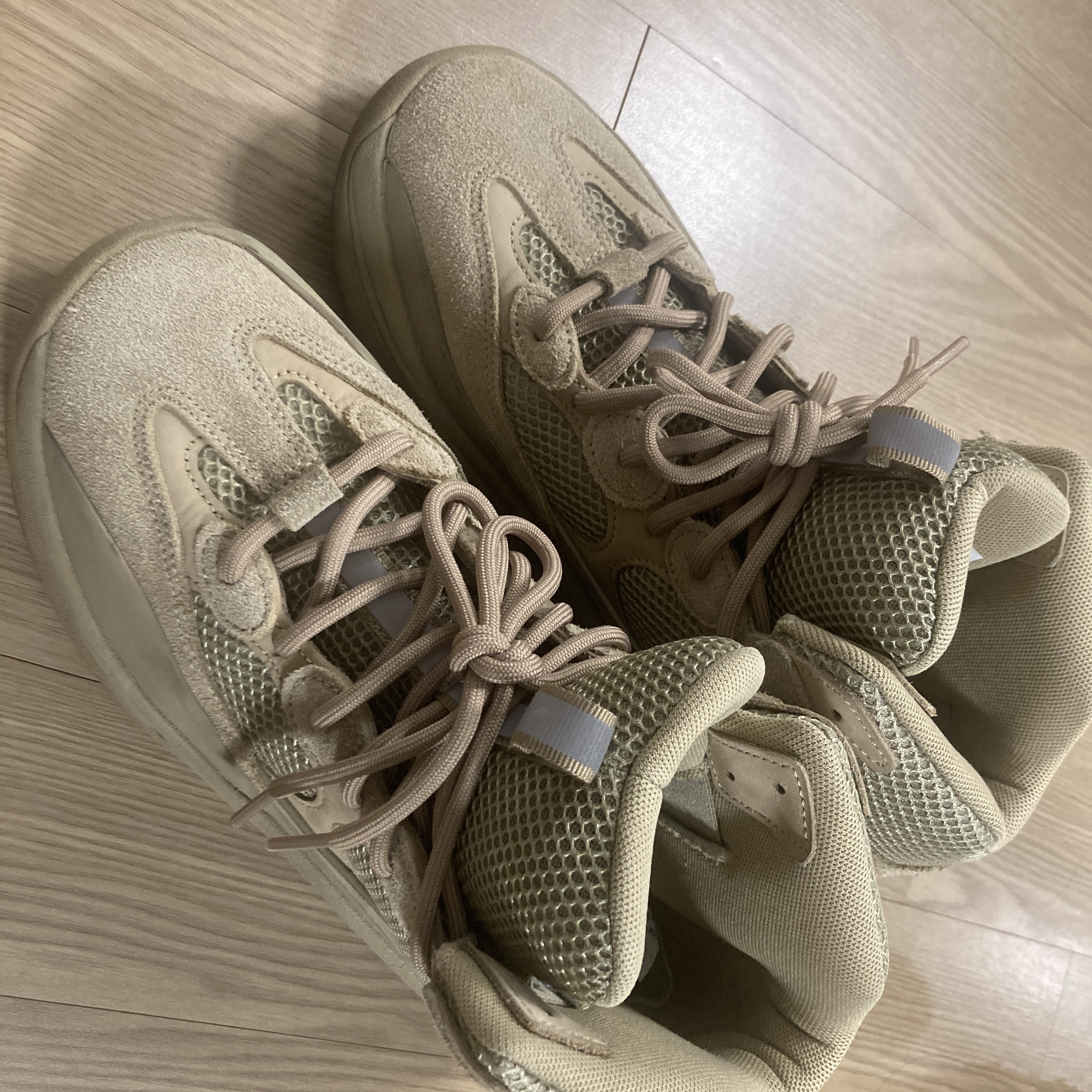 Adidas Yeezy Desert Boot Rock 착용 스타일