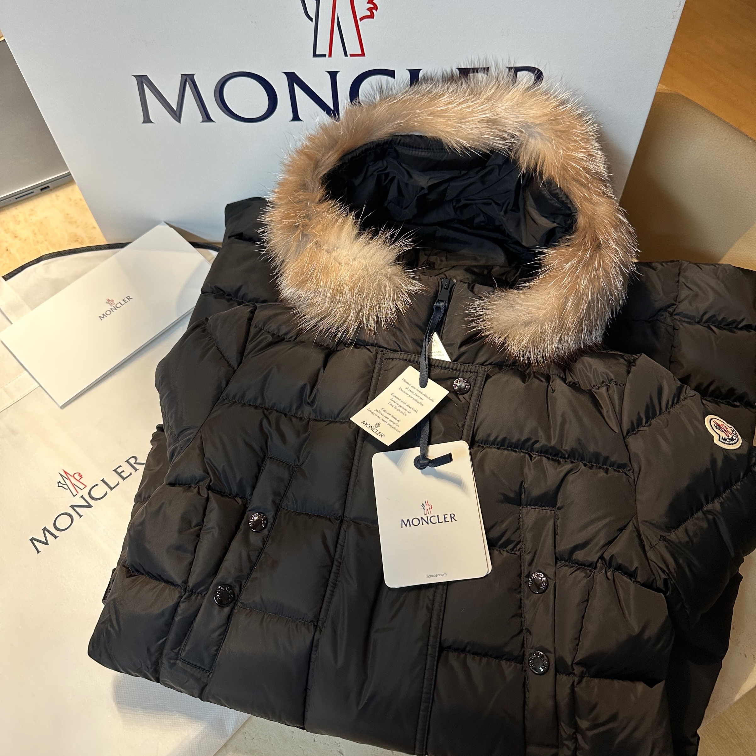 (W) Moncler Khloe Long Down Jacket Black - 23FW 착용 스타일